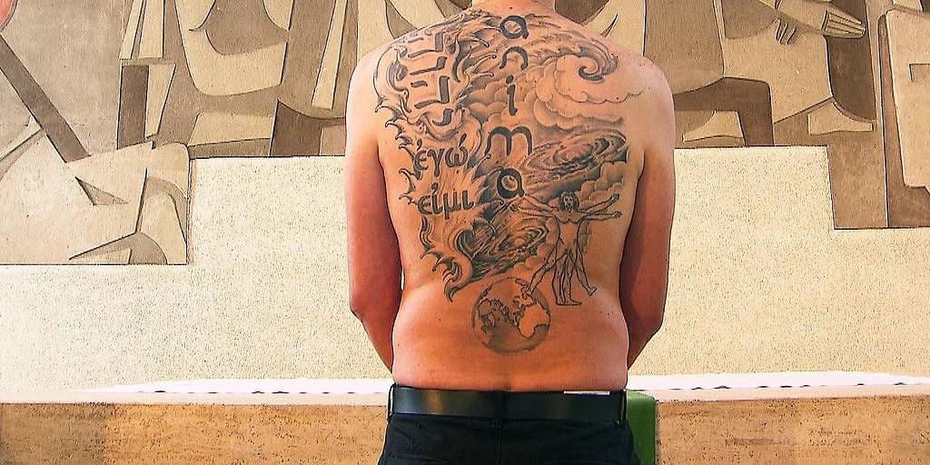 Priester Dominik Toplek trägt sein Glaubensbekenntnis am Rücken.