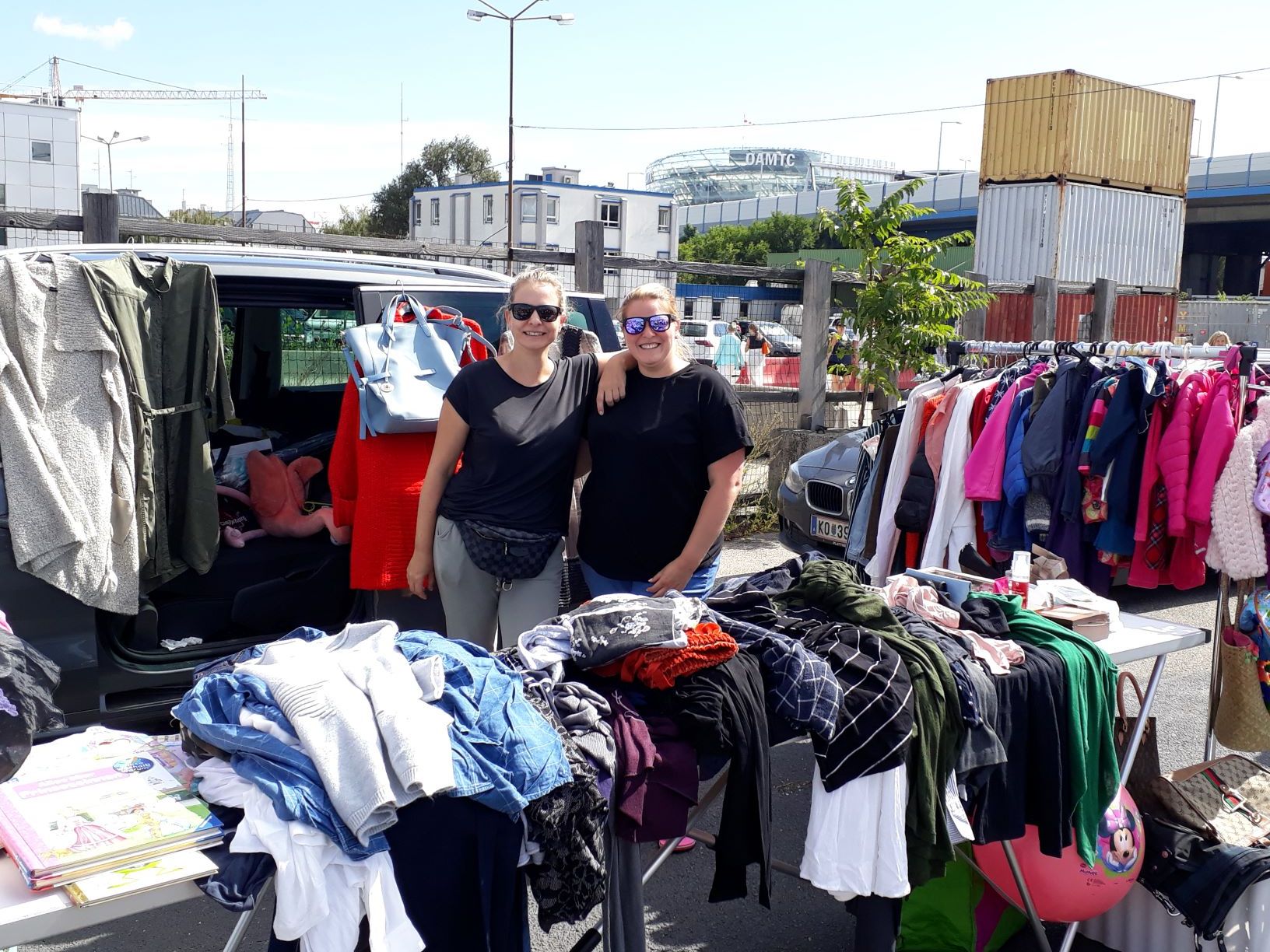 Die Standfläche kann individuell gestaltet werden, etwa mit einem eigenen Tisch, Sessel, Kleiderstange, Decke, Spiegel.&nbsp;