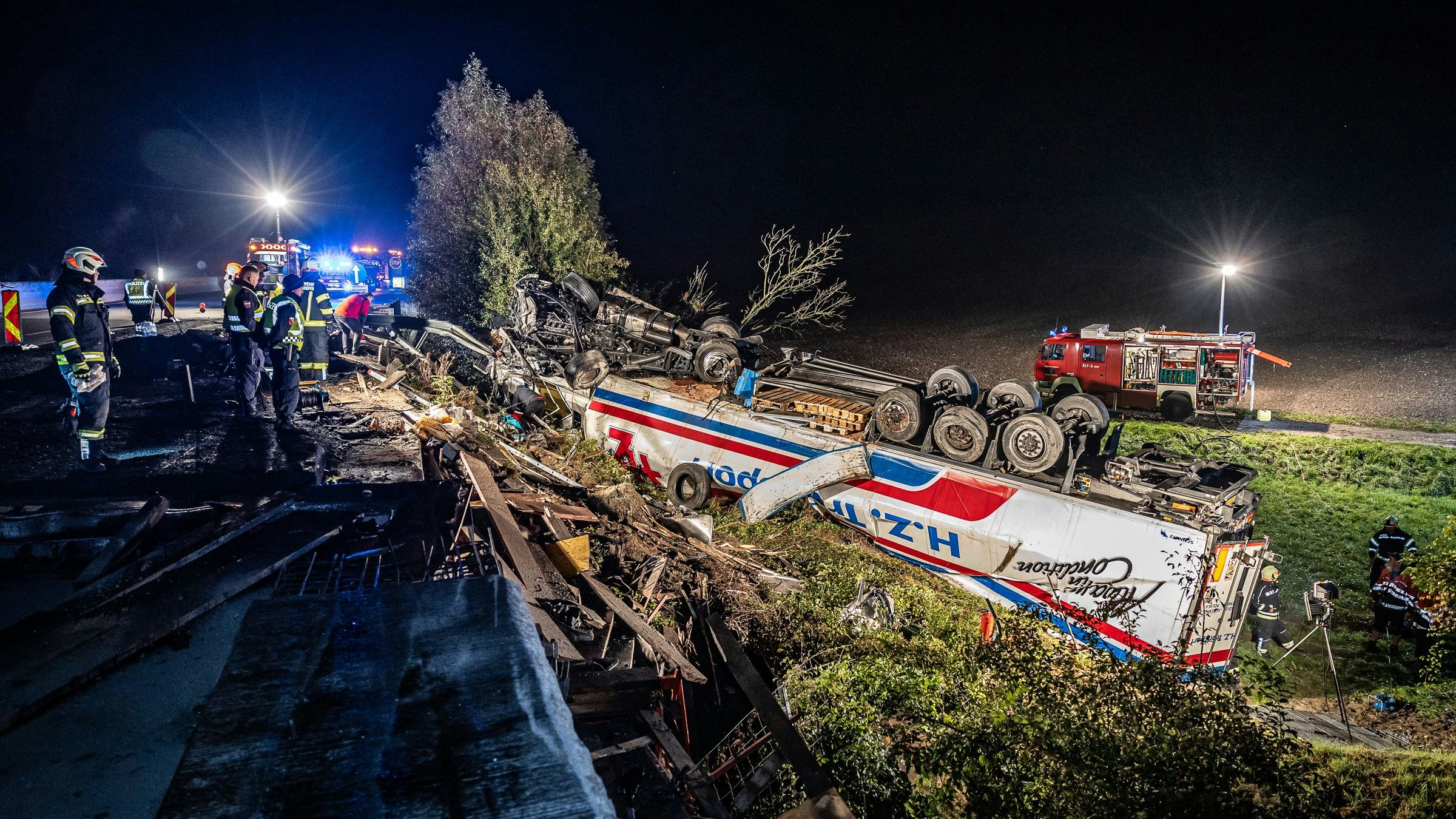Der Lastwagen überschlug sich, die beiden Fahren blieben unverletzt.
