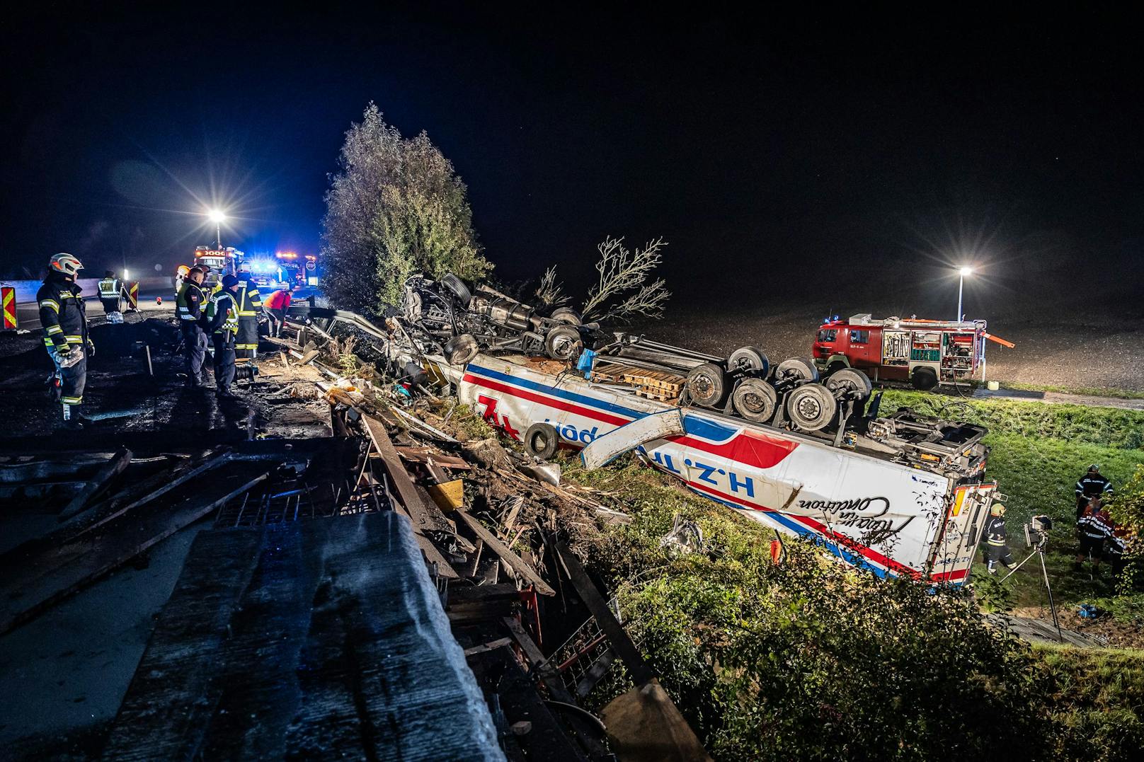 Fotos zeigen unglaublichen Lkw-Überschlag nach Unfall
