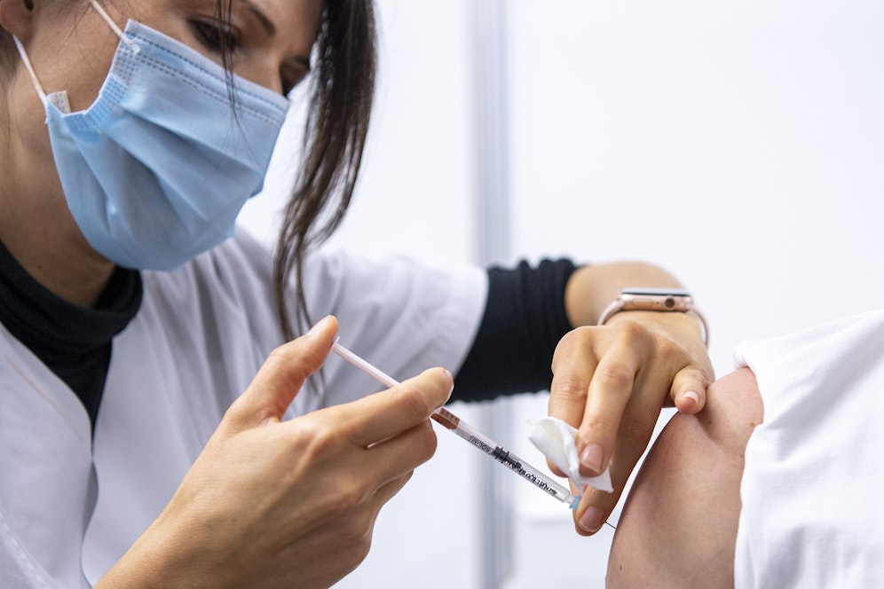 Bei dem Impfstoff Janssen von Johnson & Johnson wird ein zweiter Stich notwendig.