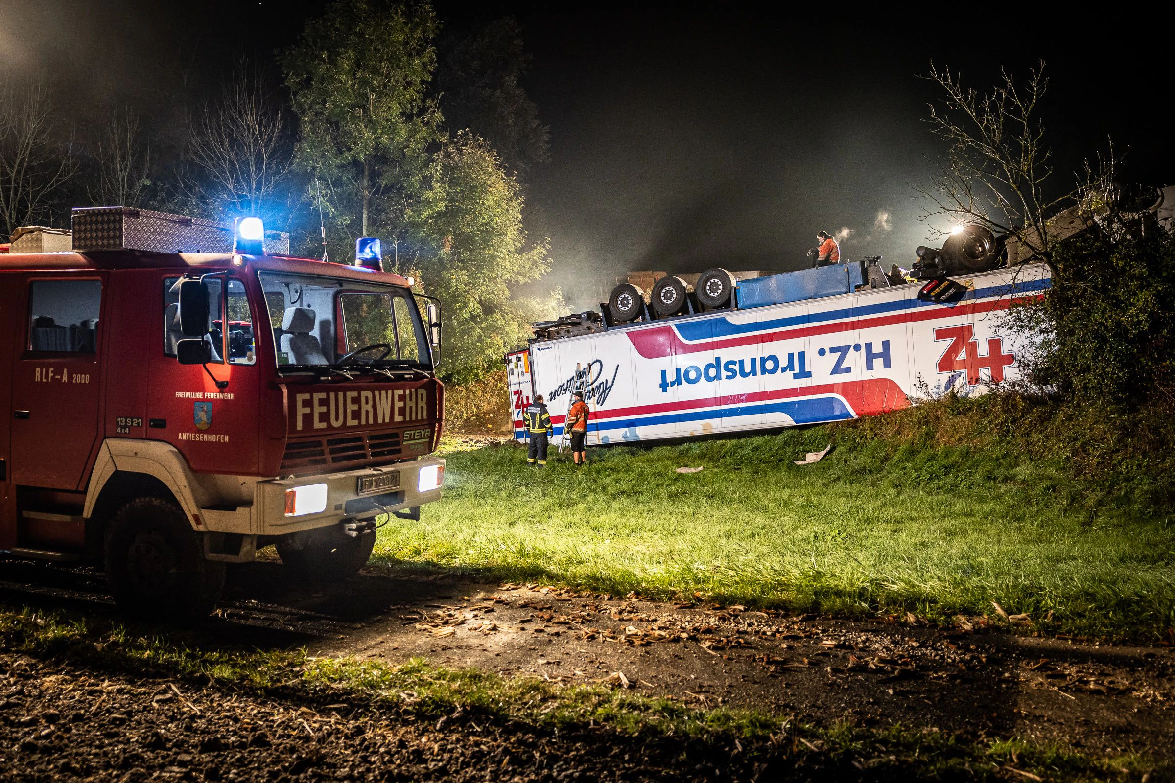 Die Feuerwehr barg den Lastwagen.