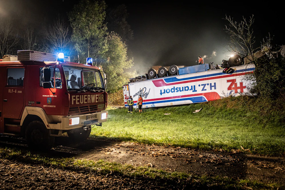 Ein Sattelfahrzeug schob einen Lkw etwa 70 Meter weit vor sich her. (Symbolbild)