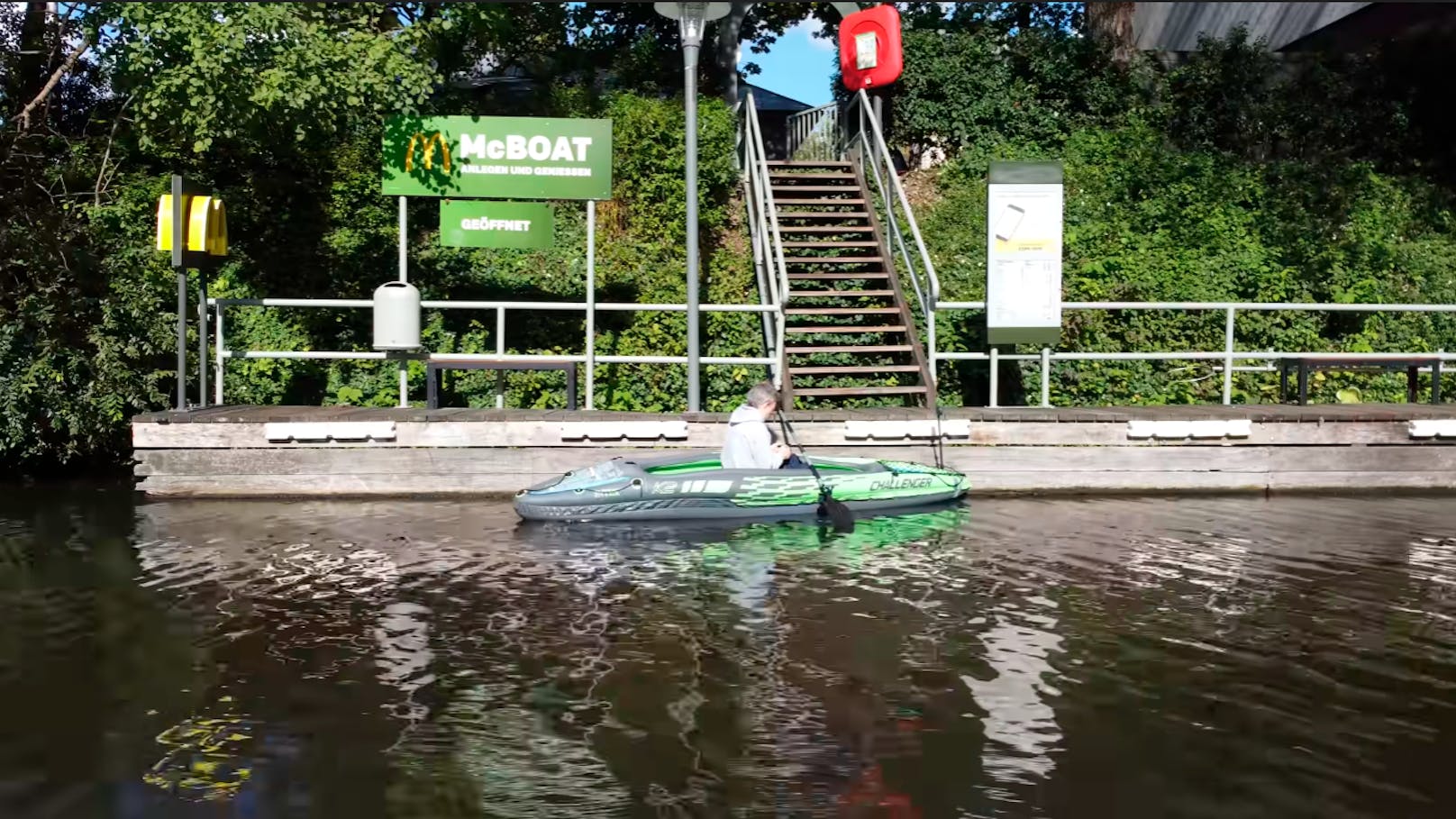 Der englische YouTuber Tom Scott testete den einzigartigen McBoat in Hamburg.