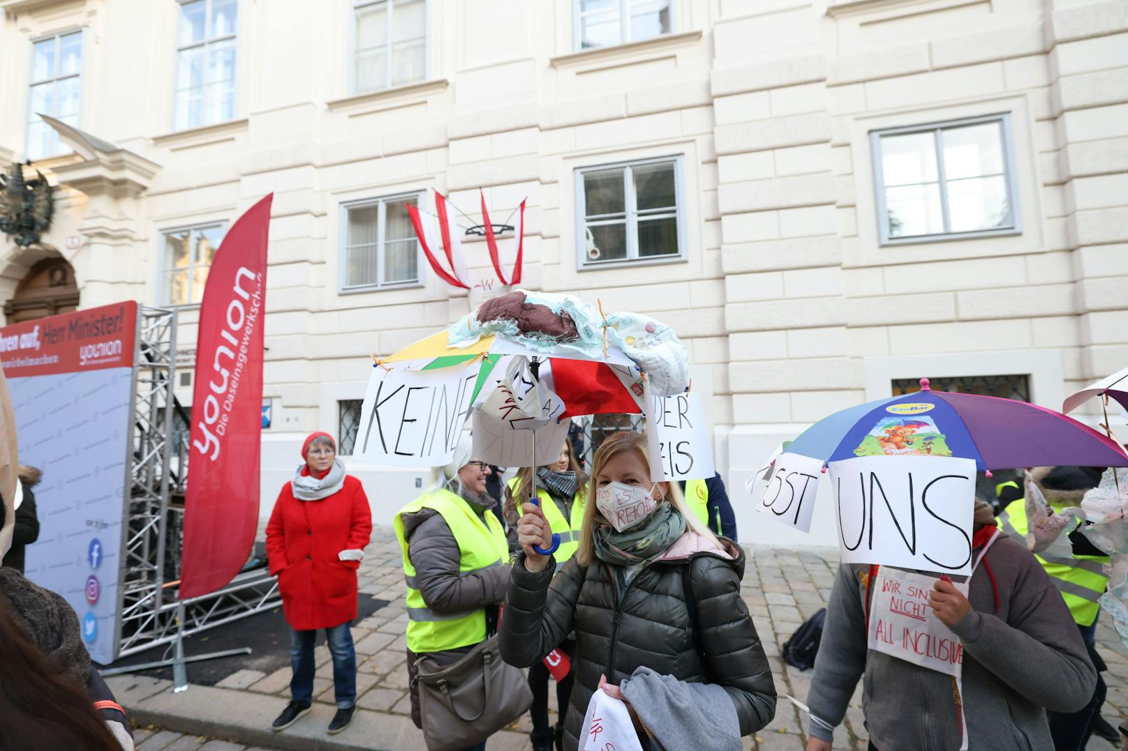 Rund 1.000 Kindergartenpädagogen der städtischen Kindergärten und Horte sowie Gewerkschaftsvertreter demonstrierten am Donnerstag in Wien für bessere Arbeitsbedingungen.