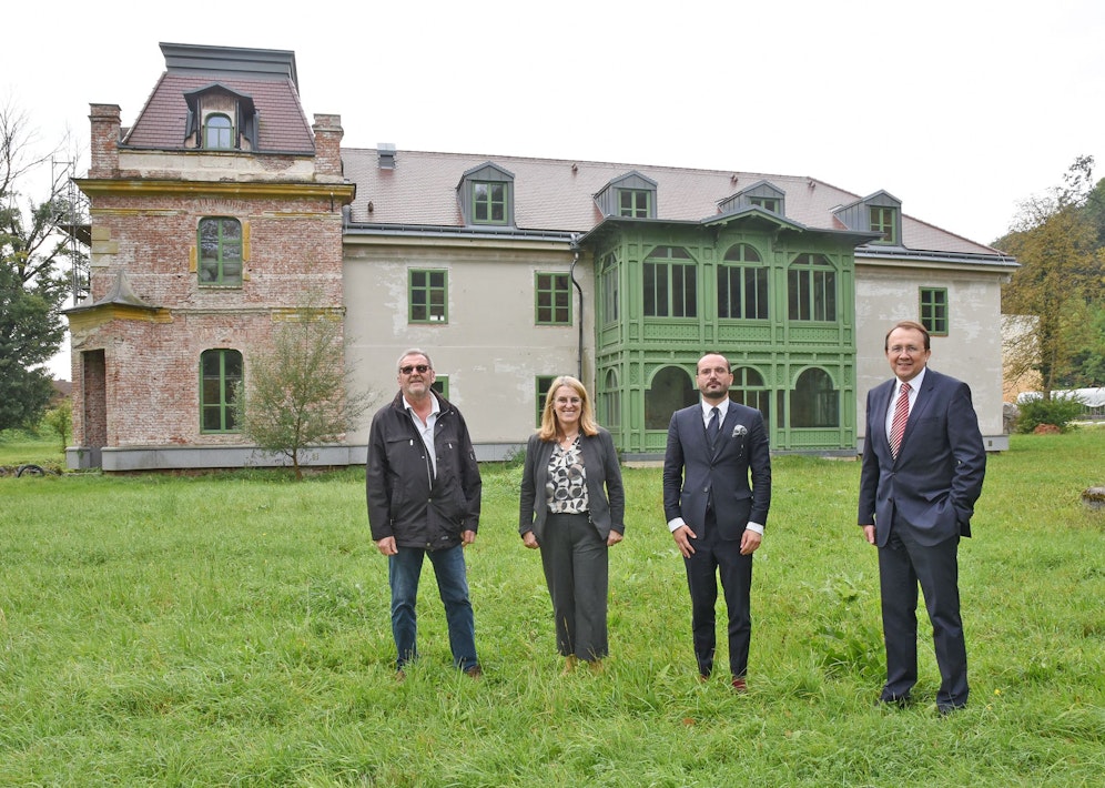 Living City-Eigentümer Peter Sonnleithner, Gesundheits-Landesrätin Ulrike Königsberger-Ludwig, Projektleiter Cosimo-Valentino Tripaldi und Bürgermeister Matthias Stadler begutachteten den neuen Standort für die Gesundheitseinrichtung beim Herrenhaus in Viehofen. 