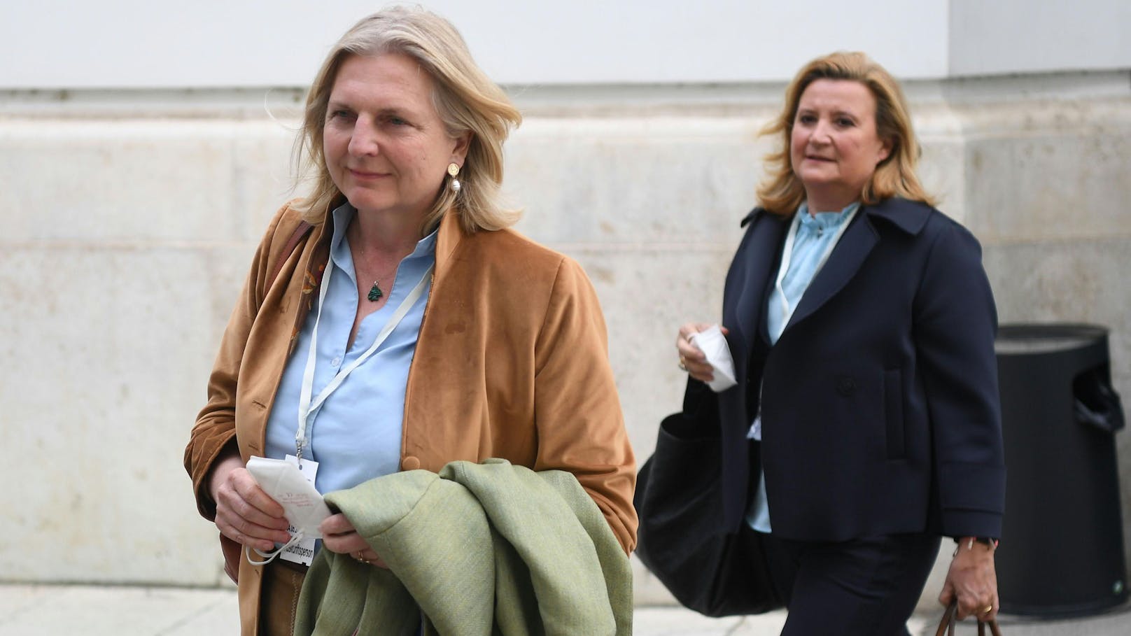 Im Bild links: Die ehemalige Außenministerin Karin Kneissl am 4. Mai 2021 im Rahmen des Ibiza-U-Ausschusses.