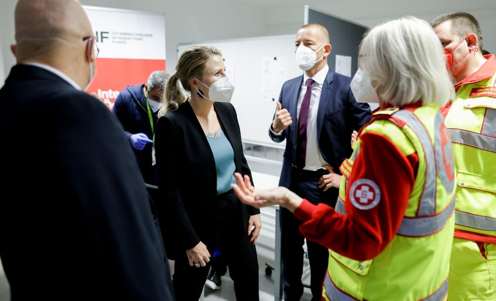 Bundesministerin Susanne Raab besuchte die Impfstraße im Österreichischer Integrationsfonds Wien.