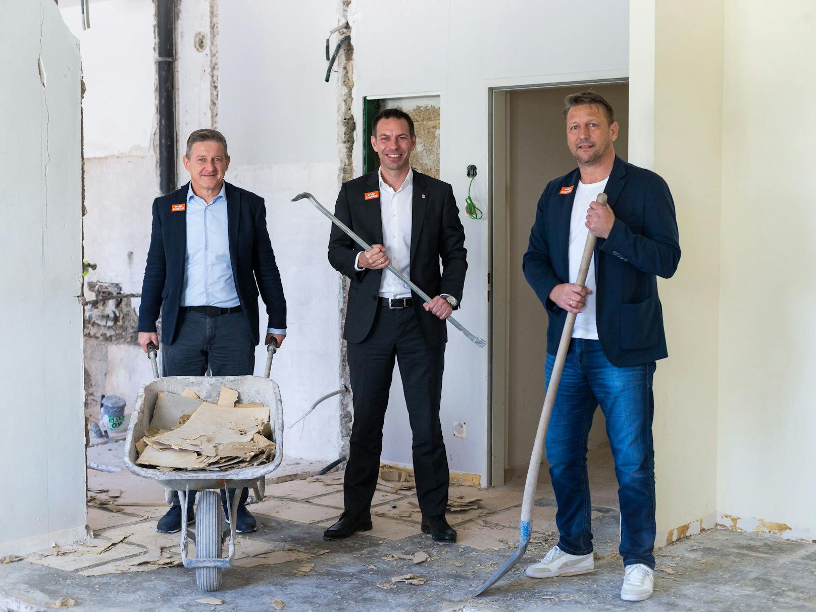 Zoran Barisic (r.), Christoph Peschek und Stefan Ebner (l.) auf der Baustelle des Rapid-Trainingszentrums