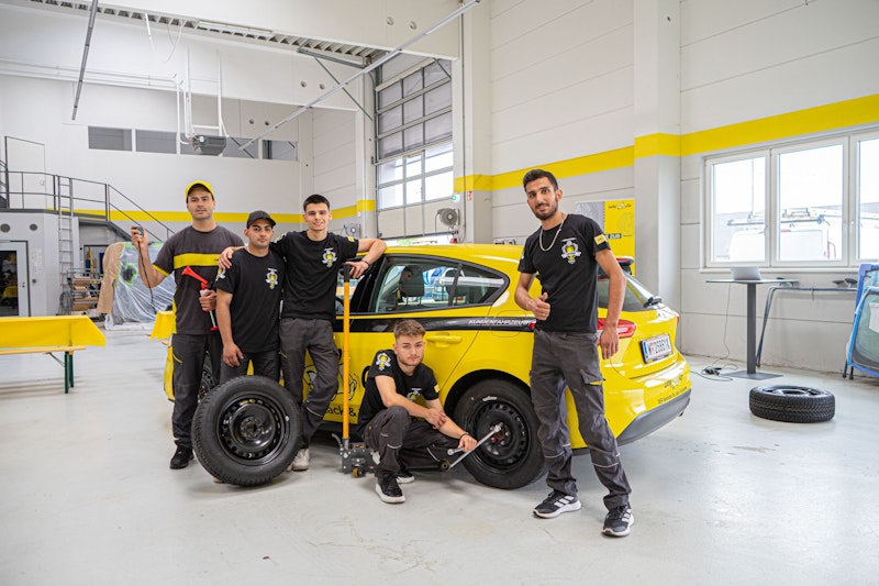Die Lehrlinge von Lucky Car versuchen am Sonntag den Weltrekord im Reifenwechsel zu brechen.