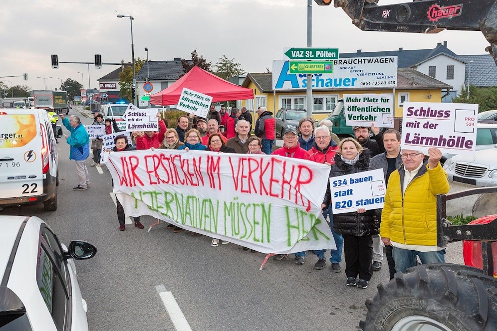 Zahlreiche S34 Befürworter protestierten gegen den zahlreichen Verkehr.