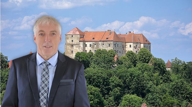 Wohlmuth und das Neulengbacher Wahrzeichen im Hintergrund.