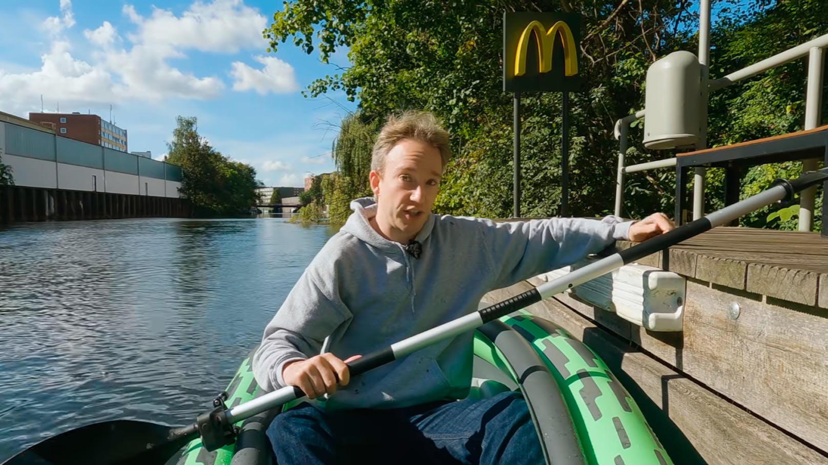 Der englische YouTuber Tom Scott testete den einzigartigen McBoat in Hamburg.