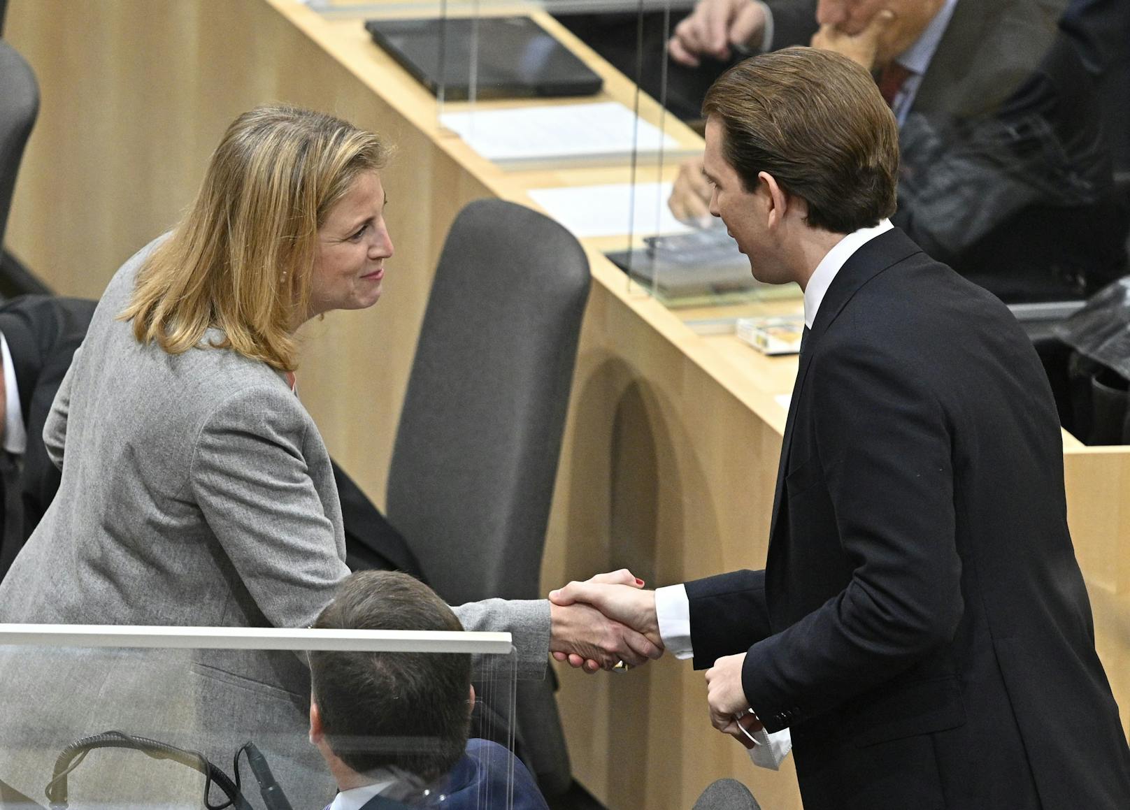 Handshake mit NEOS-Chefin Beate Meinl-Reisinger. 