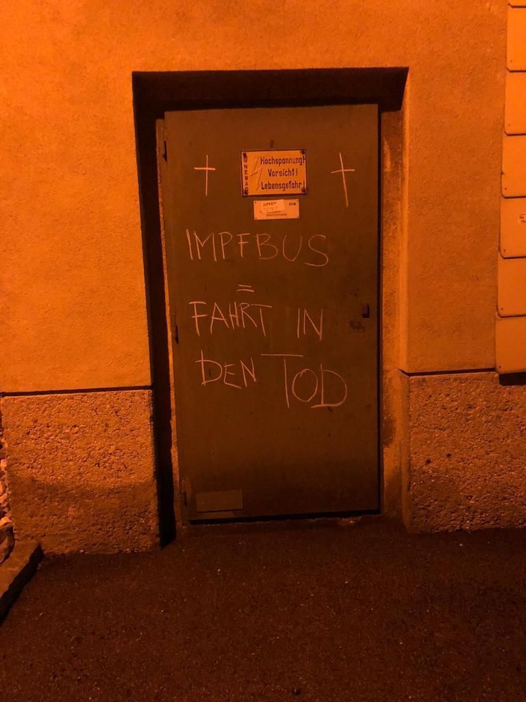 Impfgegner protestierten gegen den Impfbus.