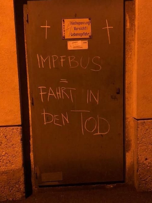 Impfgegner protestierten gegen den Impfbus.