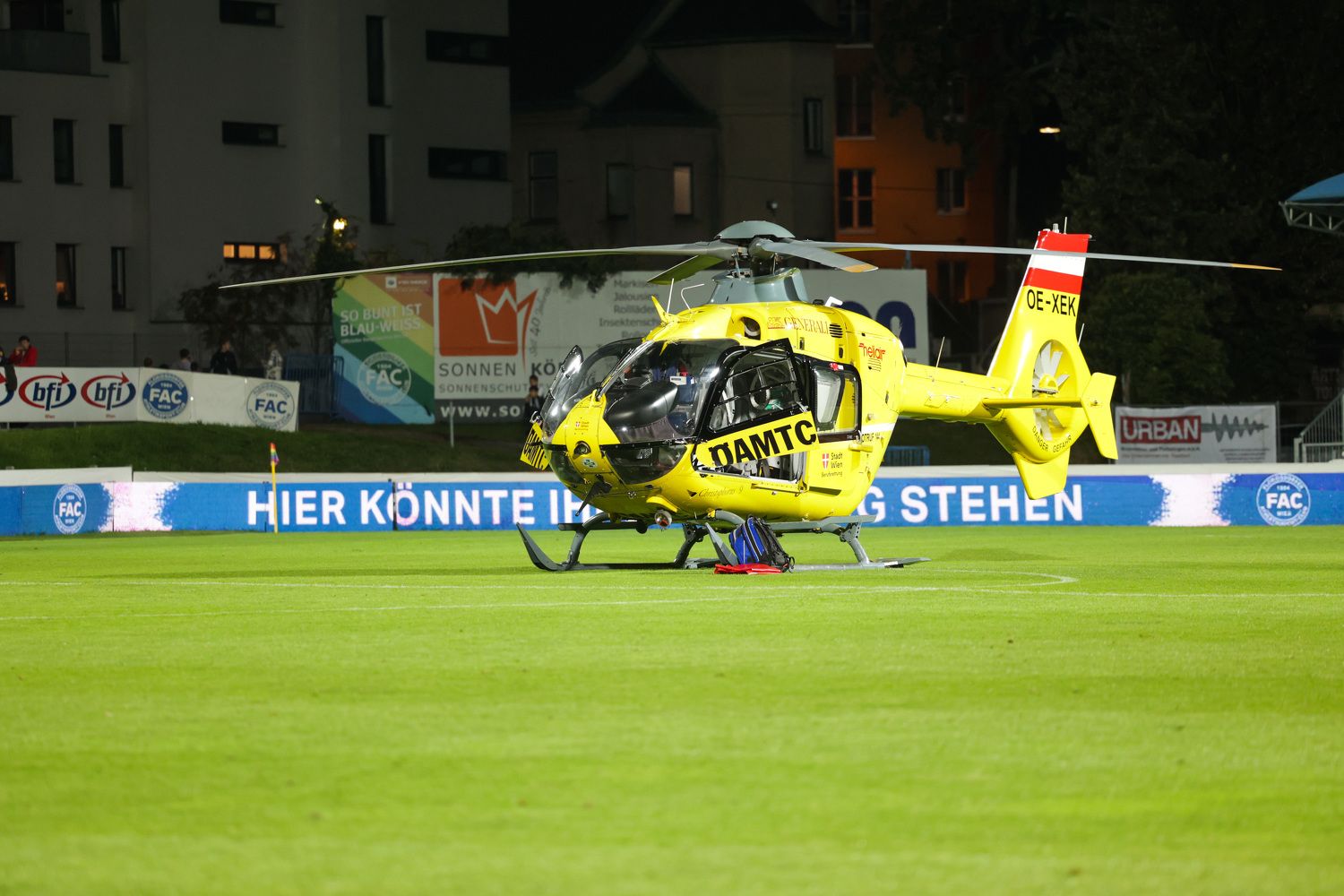 Hubschrauber landet am FAC-Platz. 