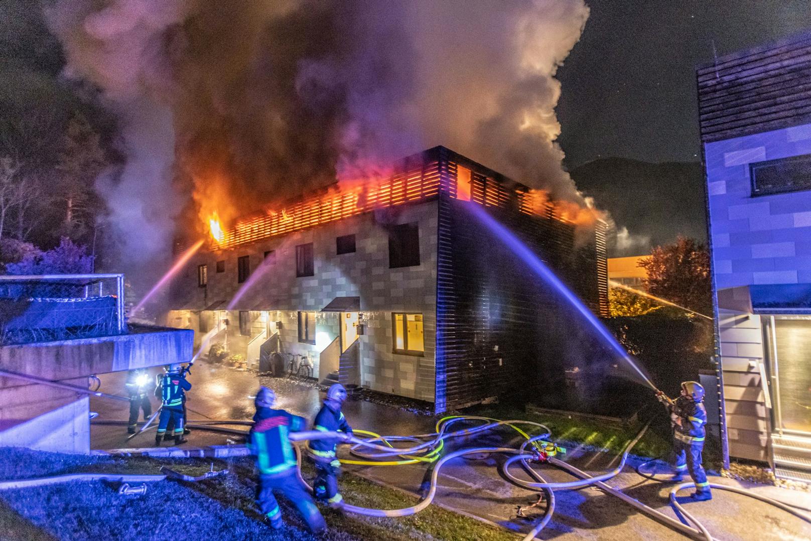 In einem Mehrfamilienhaus in Lienz (Osttirol) ist in der Nacht auf Freitag ein Feuer ausgebrochen.