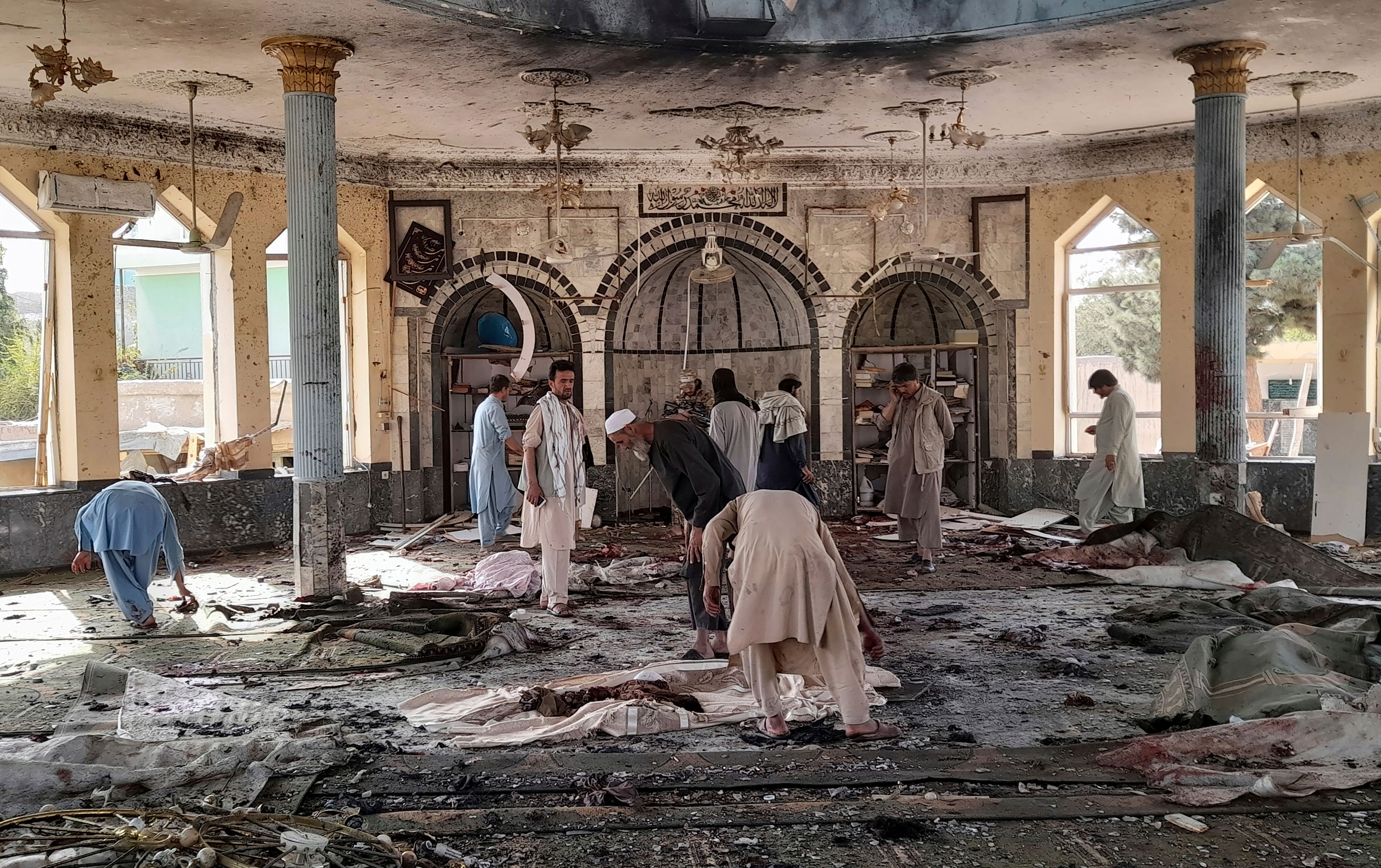 Download von www.picturedesk.com am 15.10.2021 (12:28).  People view the damage inside of a mosque following a bombing in Kunduz, province northern Afghanistan, Friday, Oct. 8, 2021. A powerful explosion in the mosque frequented by a Muslim religious minority in northern Afghanistan on Friday has left several casualties, witnesses and the Taliban's spokesman said. (AP Photo/Abdullah Sahil) - 20211014_PD2517 - Rechteinfo: Rights Managed (RM)