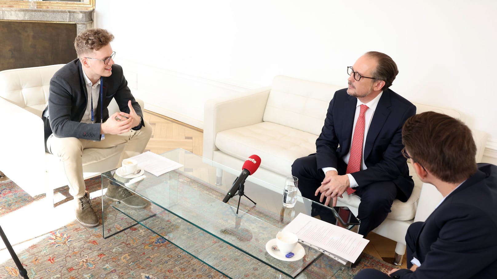 Schallenberg (VP) im Gespräch mit Nicolas Kubrak und Clemens Oistric (<em>"Heute"</em>)