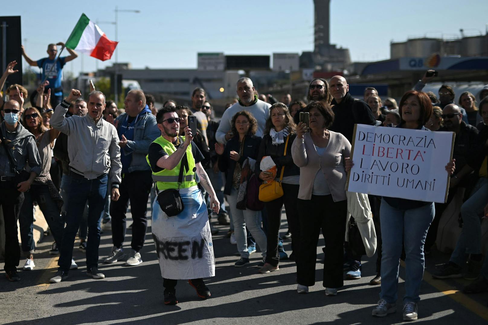 Weil sie nur noch mit einem "grünen Pass" zur Arbeit dürfen, protestieren in Triest und Genua Hunderte von Hafenarbeitern.<br>