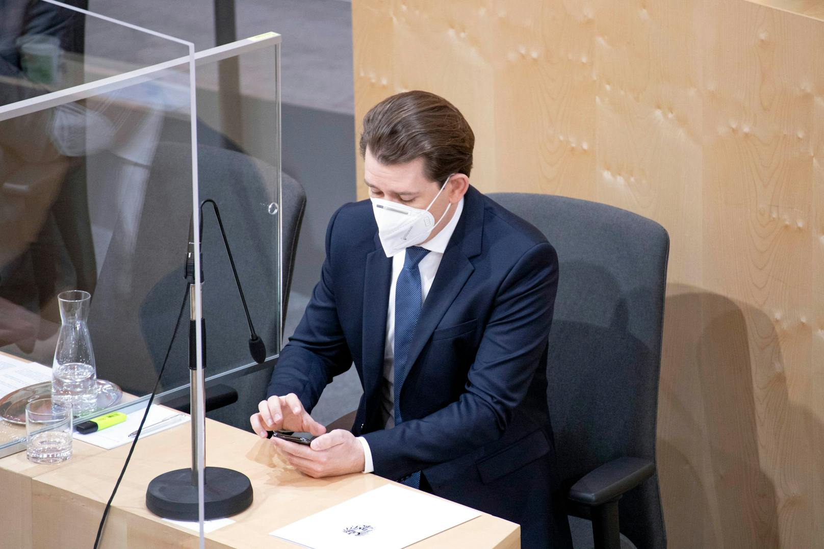 Sebastian Kurz am Handy: So manche Kurznachricht kostete ihm die Kanzlerschaft. Archivbild.