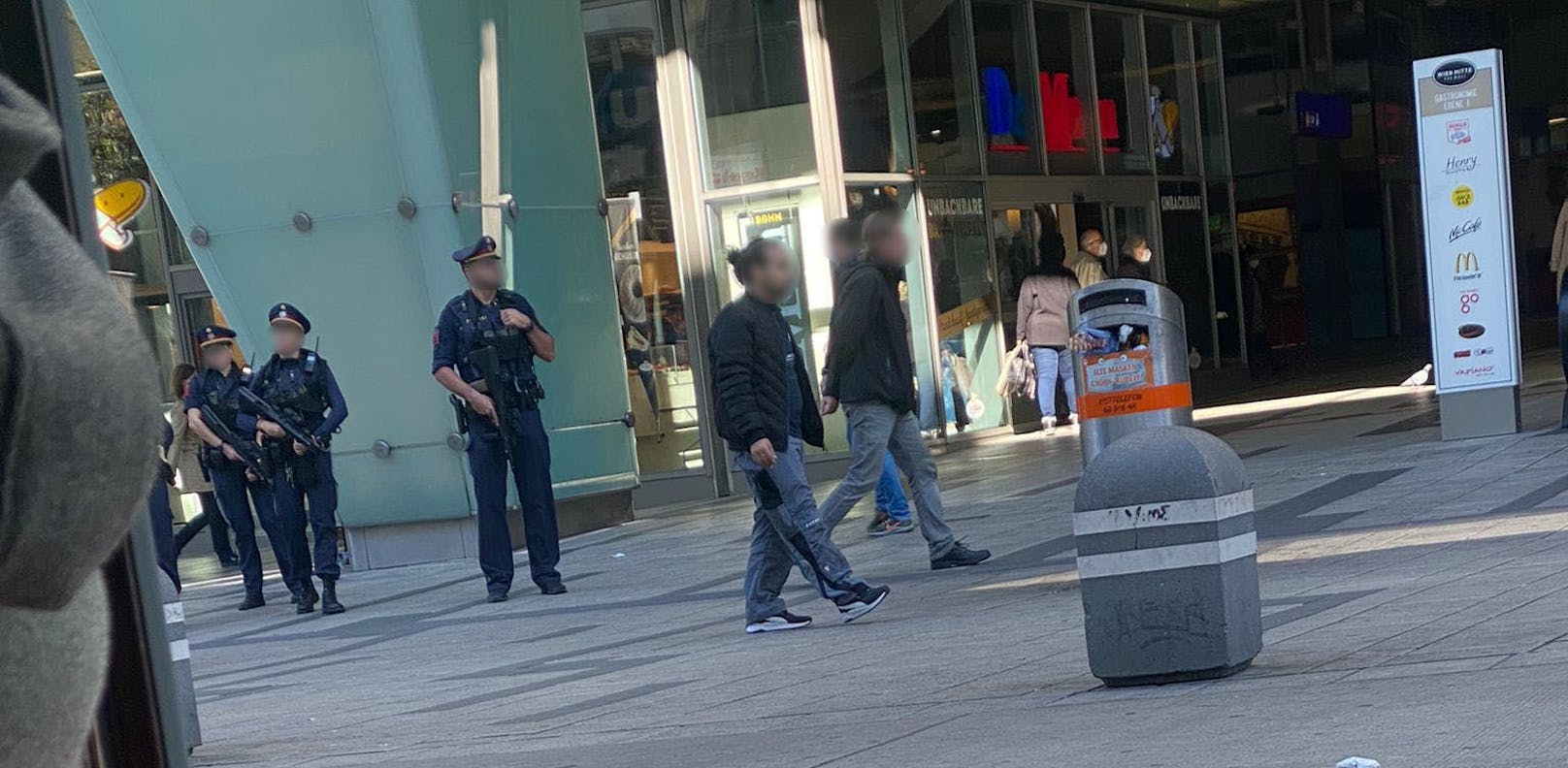 Die Beamten wurden bei der Mall mit Sturmgewehren gesichtet.