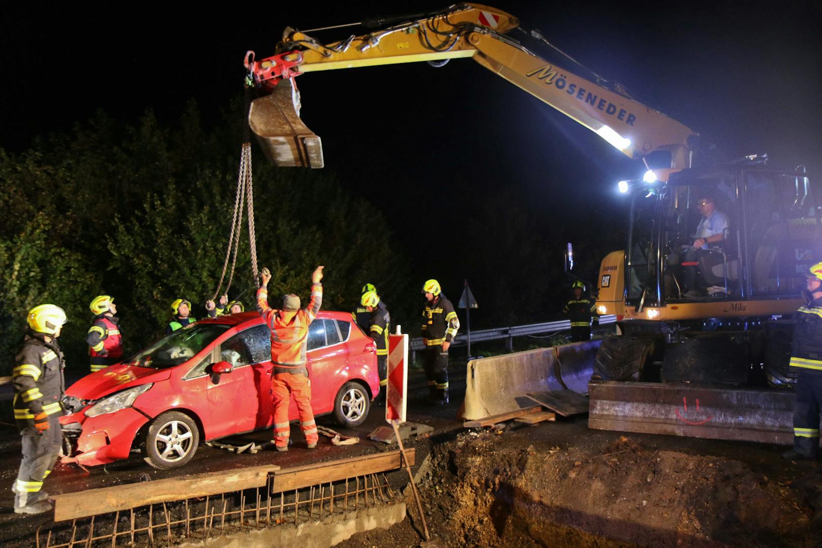 Mit vereinten Kräften gelang es, den Lenker und das Auto aus der misslichen Lage zu befreien.