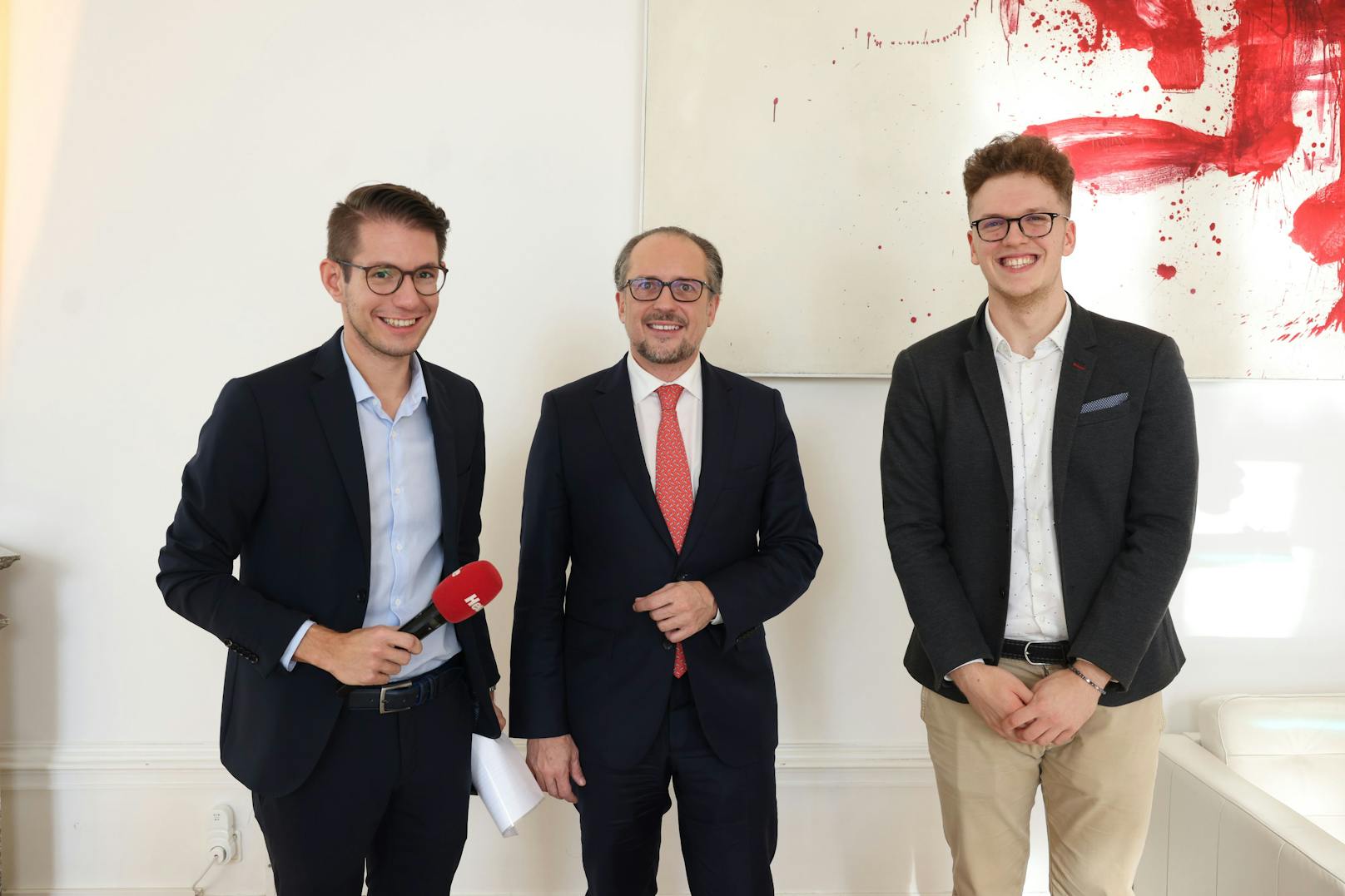 Alexander Schallenberg gemeinsam mit "Heute"-Chefredakteur Clemens Oistric und Redakteur Nicolas Kubrak.