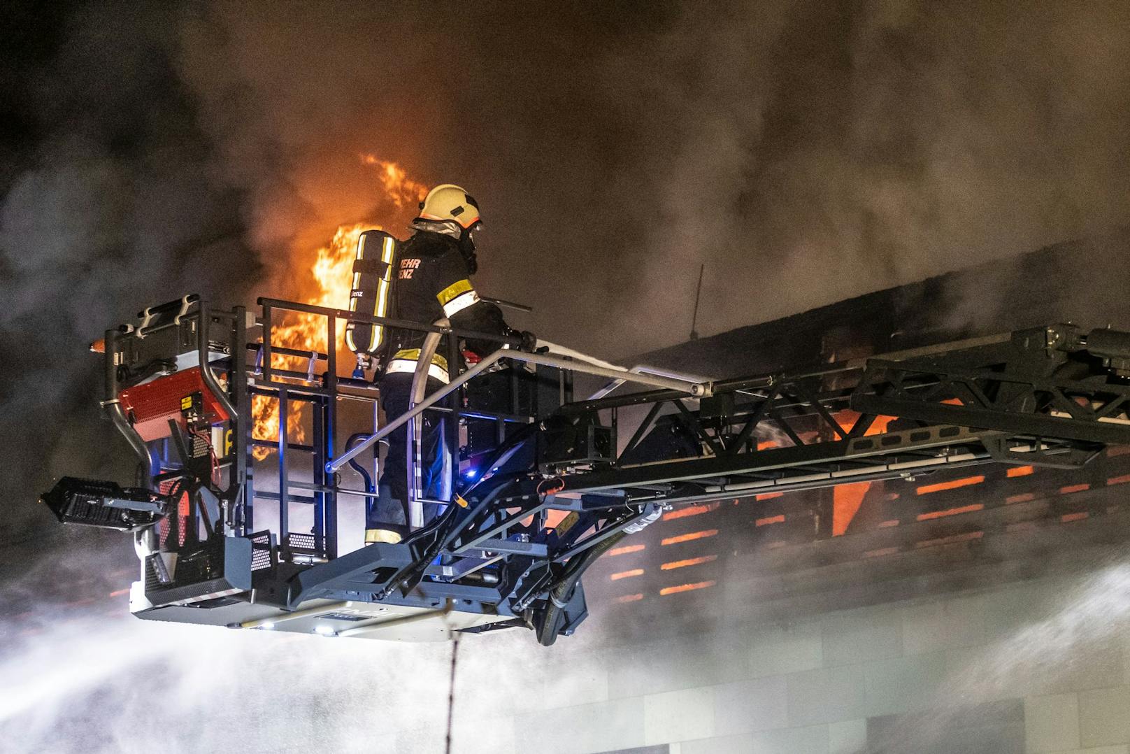In einem Mehrfamilienhaus in Lienz (Osttirol) ist in der Nacht auf Freitag ein Feuer ausgebrochen.