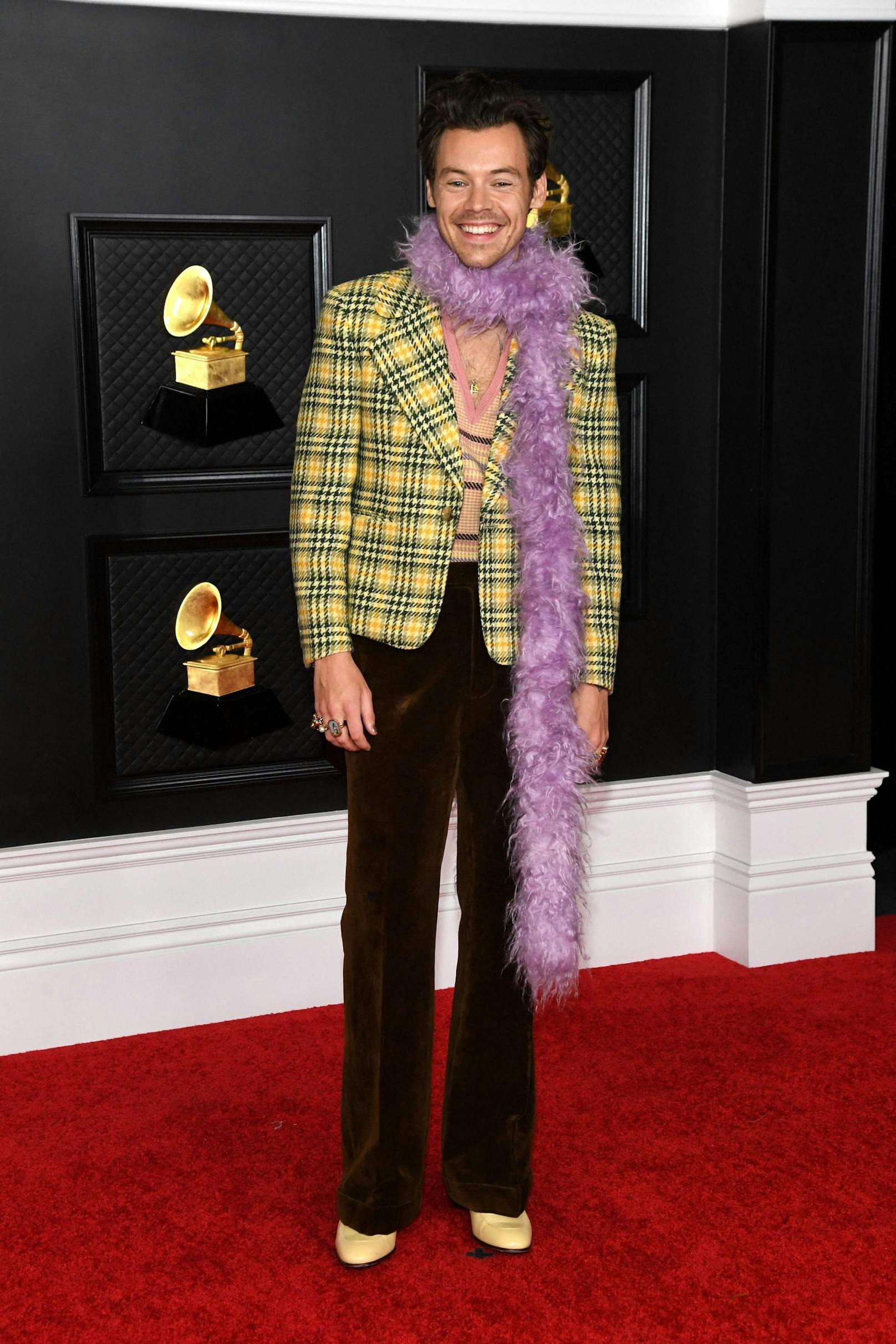 <strong>7. Harry Styles bei den Grammys: </strong>Was an dem Outfit falsch ist? Nichts! Aber wolltet ihr nicht auch immer schon einmal einen dramatisch Abgang hinlegen, während ihr euch eine Federboa über die Schulter werft?