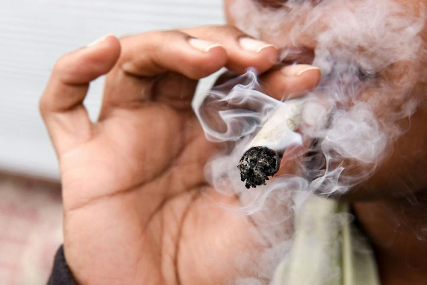 Ein 19-Jähriger gestand einen Joint geraucht zu haben, musste aber dennoch zum Drogentest. (Symbolbild).