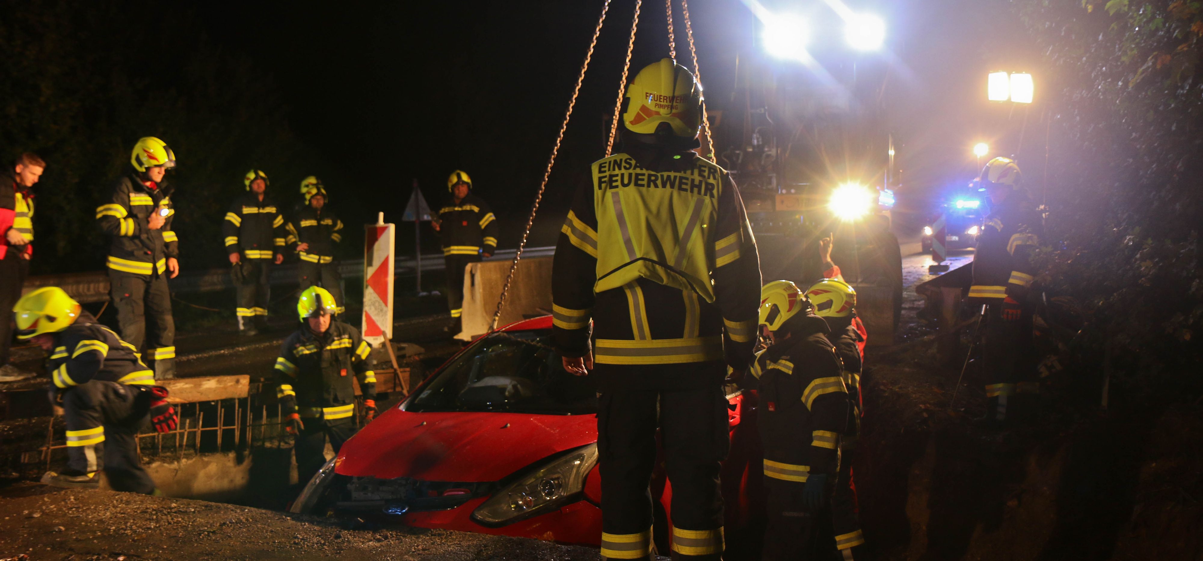 Die Feuerwehr hob das Auto wieder aus der Grube.