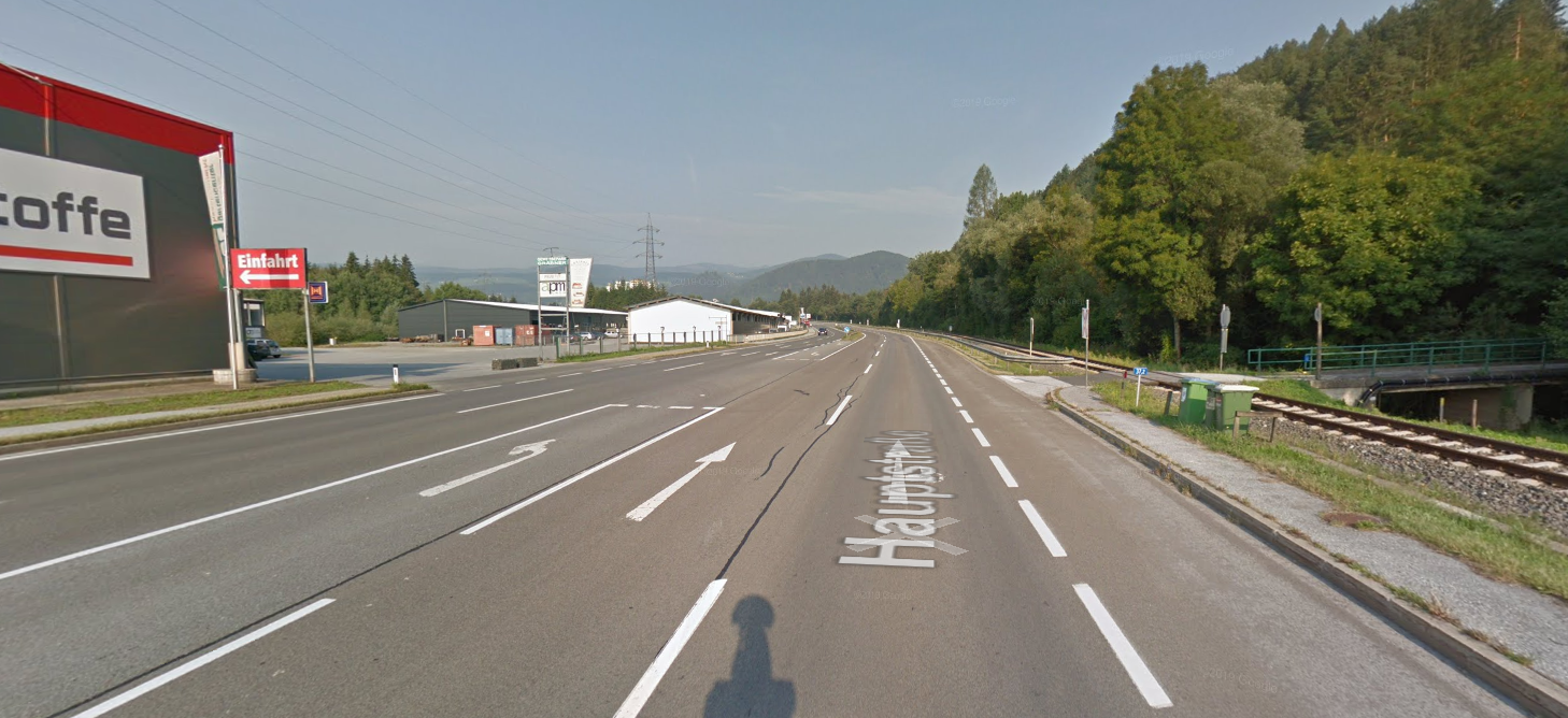 Die Frau hatte die B70 bei der Zufahrt eines Baustoffhändlers queren wollen.