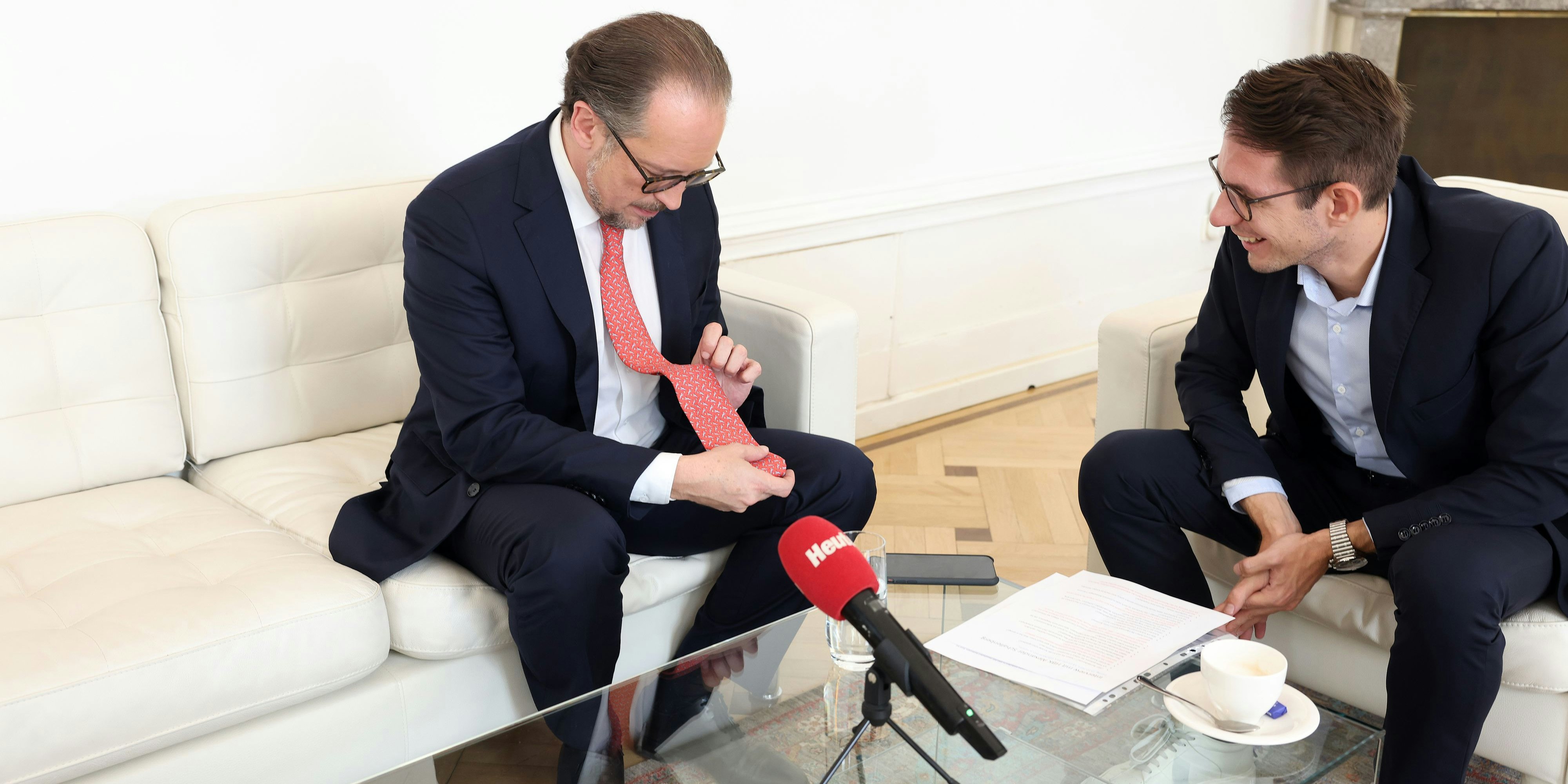 Auffallend sind vor allem die Krawatten Schallenbergs: Heute entschied er sich für ein Hirsch-Muster.