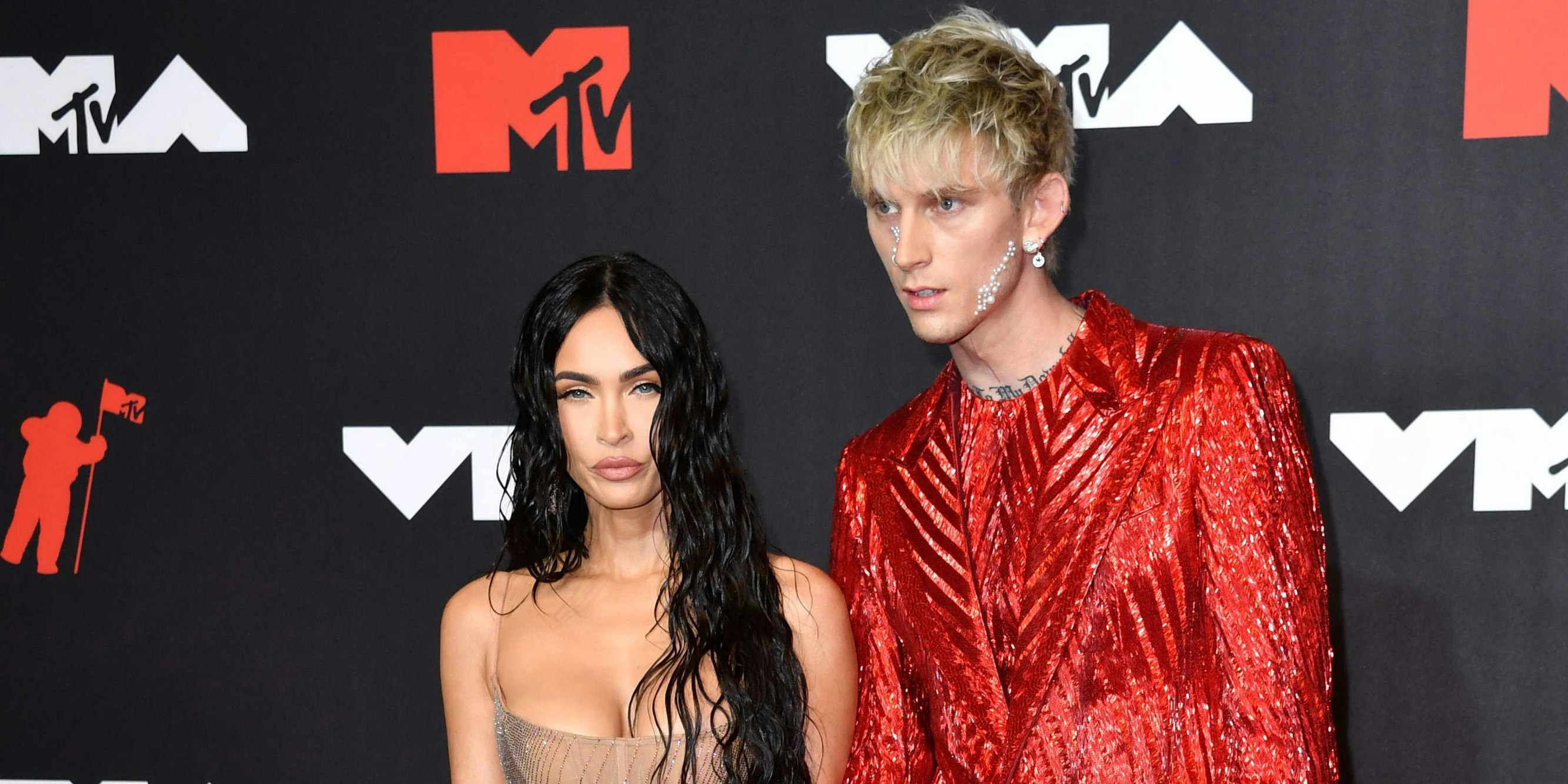 Download von www.picturedesk.com am 16.10.2021 (00:18).  US actress Megan Fox (L) and US singer Machine Gun Kelly arrive for the 2021 MTV Video Music Awards at Barclays Center in Brooklyn, New York, September 12, 2021. (Photo by ANGELA WEISS / AFP) - 20210912_PD16284 - Rechteinfo: Rights Managed (RM) Nur für redaktionelle Nutzung! Werbliche Nutzung erfordert Freigabe: bitte schicken Sie uns eine Anfrage.