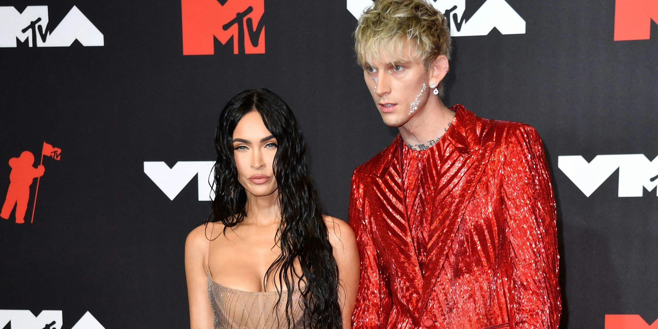 Download von www.picturedesk.com am 16.10.2021 (00:18).  US actress Megan Fox (L) and US singer Machine Gun Kelly arrive for the 2021 MTV Video Music Awards at Barclays Center in Brooklyn, New York, September 12, 2021. (Photo by ANGELA WEISS / AFP) - 20210912_PD16284 - Rechteinfo: Rights Managed (RM) Nur für redaktionelle Nutzung! Werbliche Nutzung erfordert Freigabe: bitte schicken Sie uns eine Anfrage.
