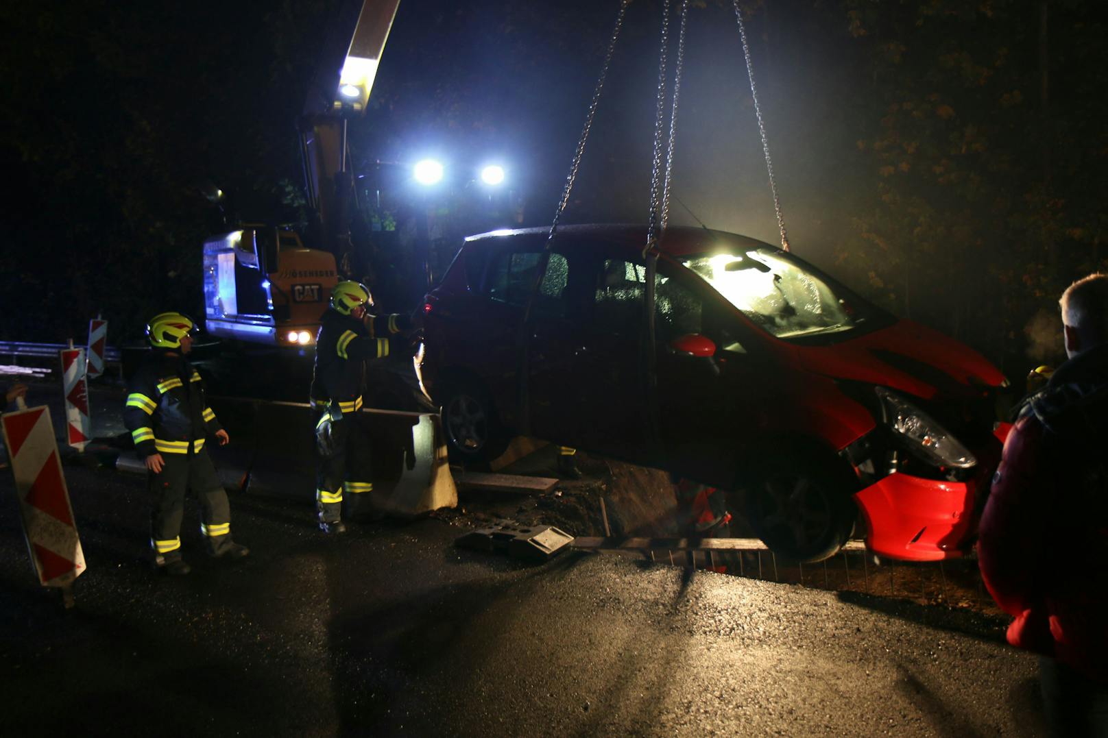 Er schlitterte mit dem Auto in die Grube.