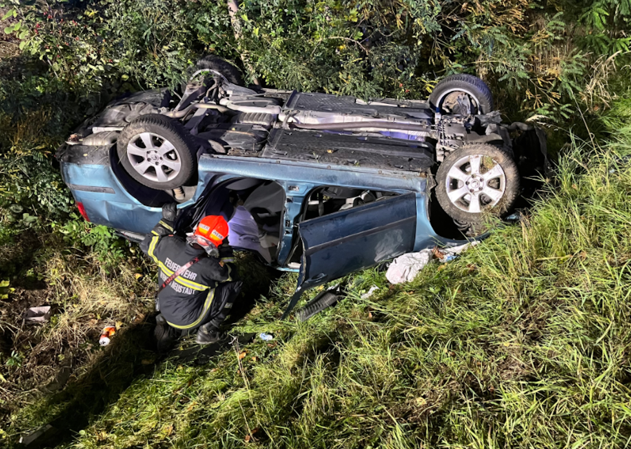 Heute.at - Lenker landete auf der S4 im Graben - schwer verletzt