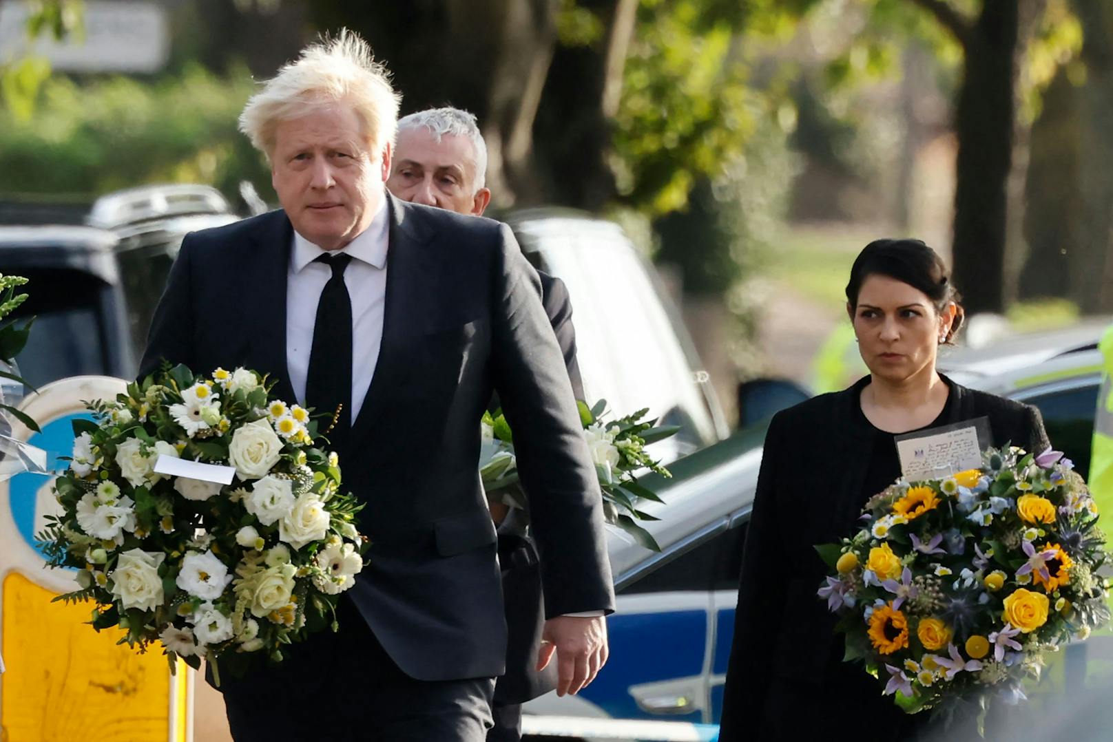Premierminister Boris Johnson brach einen Kabinettsausflug nach Bristol ab und kehrte in den Regierungssitz Downing Street zurück.