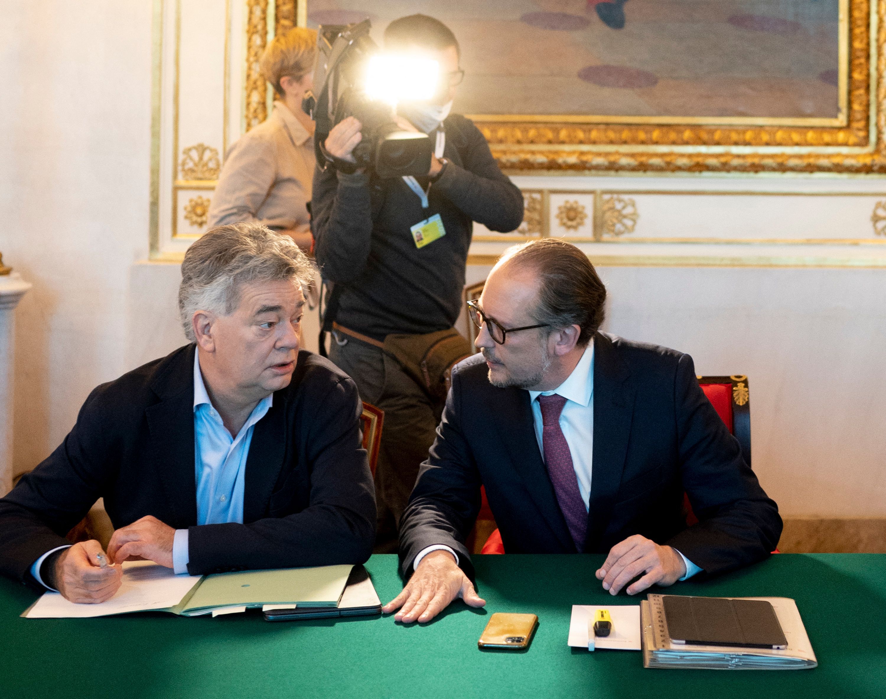 Kogler führte mit dem Grünen-Ultimatum Kurz' Sturz herbei. Jetzt ist Alexander Schallenberg Kanzler.