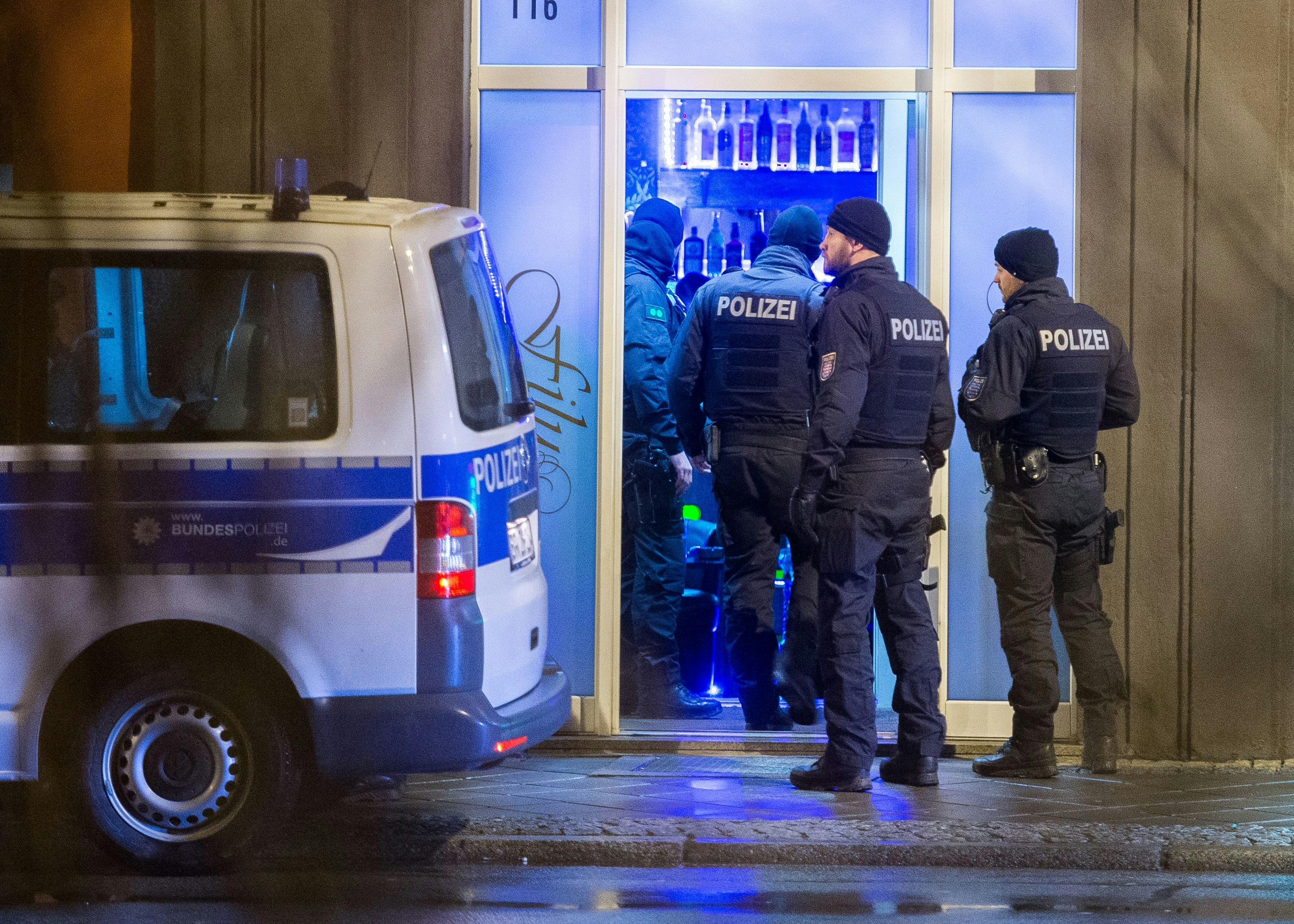 Download von www.picturedesk.com am 16.10.2021 (09:05).  ACT action_25558490 -- Gemeinsamer Einsatz von Zoll und Polizei: Razzia wegen unversteuertem Tabak in einer Erfurter Shisha Bar / 260118 *** Tobacco tax raid at a hookah room, Erfurt , Germany - 26 Jan 2018 *** [140 kg Shisha - Tabak in Erfurt beschlagnahmt - Erfolgreicher gemeinsamer Einsatz von Zoll und Polizei - (ots) - Mehr als 130 Kilogramm unversteuerten oder nicht verkehrsfähigen Wasserpfeifentabak beschlagnahmten Beamte des Hauptzollamtes Erfurt in zwei Shishabars in der Erfurter Innenstadt. Die Zöllner wurden bei diesem Einsatz von Beamten der Bereitschaftspolizei, der Landespolizeidirektion, der Bundespolizei sowie des Thüringer Landesamtes für Verbraucherschutz, Abteilung Arbeitsschutz unterstützt. Auf Grundlage eines Durchsuchungsbeschlusses des Amtsgerichtes Erfurt wurden zunächst eine Shishabar und die Wohnung des Inhabers durchsucht. Gegen den 46-jährigen Geschäftsinhaber wurde bereits wegen des Verdachtes der Steuerhinterziehung ermittelt. In den Räumen der Bar wurden dabei insgesamt 132 Kilogramm Shishatabak beschlagnahmt. Die Verpackungen wiesen zum Teil nicht die entsprechenden Steuerzeichen auf oder der Tabak ist aufgrund seiner Beschaffenheit in Deutschland nicht verkehrsfähig. In der Wohnung des Geschäftsinhabers wurden zudem etwa 30.000 Euro Bargeld beschlagnahmt. Im weiteren Verlauf wurden bei einer Kontrolle in einer anderen Bar in der Erfurter Innenstadt weitere sieben Kilogramm Shisha-Tabak beschlagnahmt. Gegen den Inhaber wurde ein Ermittlungsverfahren eingeleitet. Der Tabak in dieser Bar wurde unter anderem mit Melasse vermischt verkauft. Zigaretten, Rauchtabak und somit auch Wasserpfeifentabak, unterliegen den Regelungen des Tabaksteuergesetzes. Damit dürfen Zigaretten und Rauchtabak nur in verschlossenen Verpackungen mit gültigem Steuerzeichen verkauft oder gelagert werden.] - 20180126_PD12557 - Rechteinfo: Rights Managed (RM)