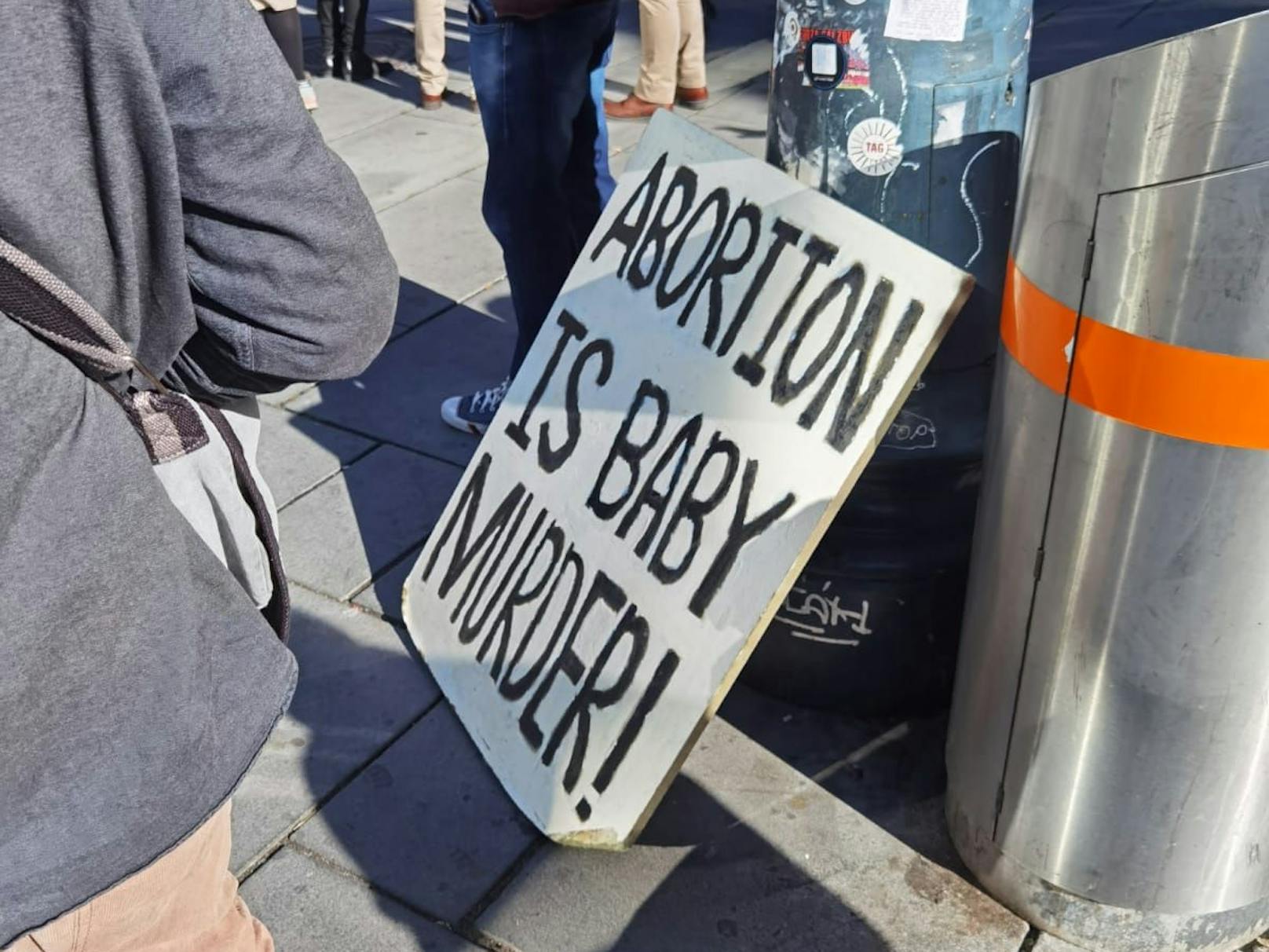 Obwohl man behauptet sich für Frauen einzusetzen, waren auch Botschaften wie "Abtreibung ist Baby-Mord" vertreten.