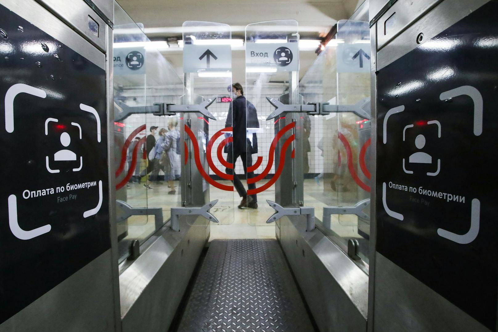 Die Moskauer U-Bahn befördert pro Jahr rund 2,4 Milliarden Passagiere und Passagierinnen.