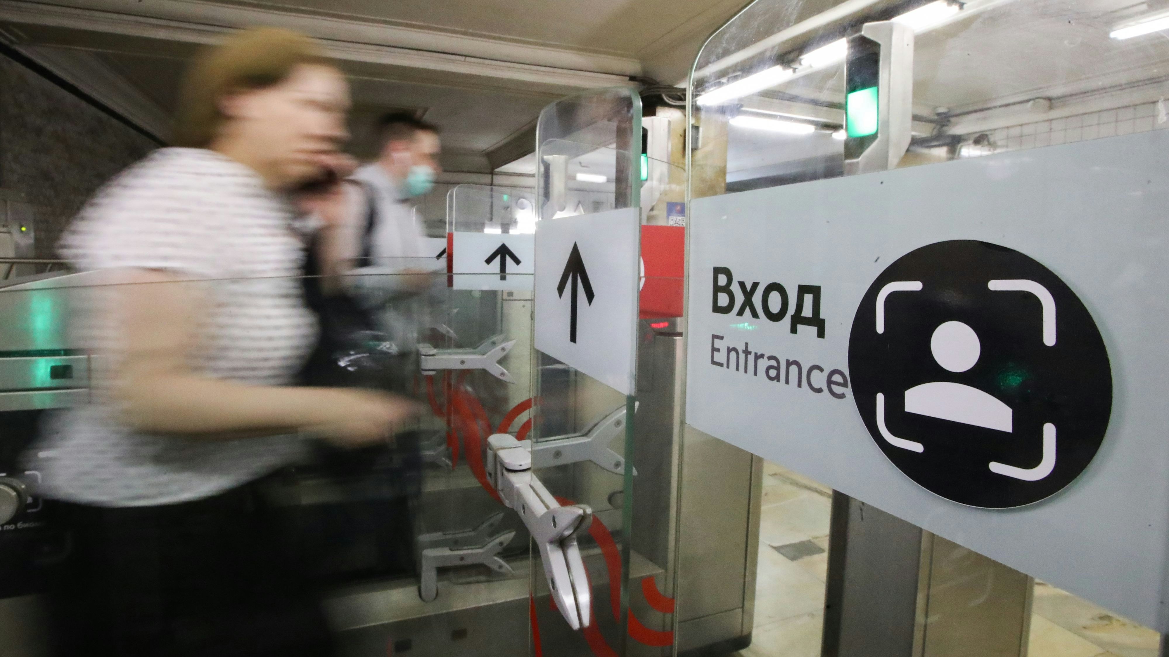Download von www.picturedesk.com am 16.10.2021 (14:16).  MOSCOW, RUSSIA - AUGUST 25, 2021: Citizens pass turnstiles to enter Smolenskaya station of the Filevskaya line featuring Face Pay, a facial recognition payment system to be introduced to the rest of the Moscow Metro stations by the end of 2021. Sergei Karpukhin/TASS - 20210825_PD3399 - Rechteinfo: Rights Managed (RM)