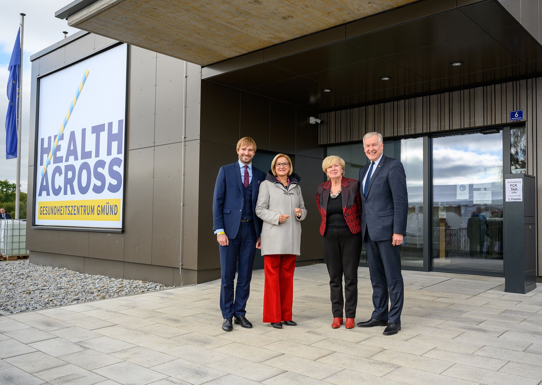 Eröffnung des Grenzüberschreitenden Gesundheitszentrums von "Healthacross" in Gmünd: Adam Vojtech, Gesundheitsminister der Tschechischen Republik, Landeshauptfrau Johanna Mikl-Leitner, Ivana Stráská, ehemalige Kreishauptfrau, und Landesrat Martin Eichtinger (v.l.n.r.)