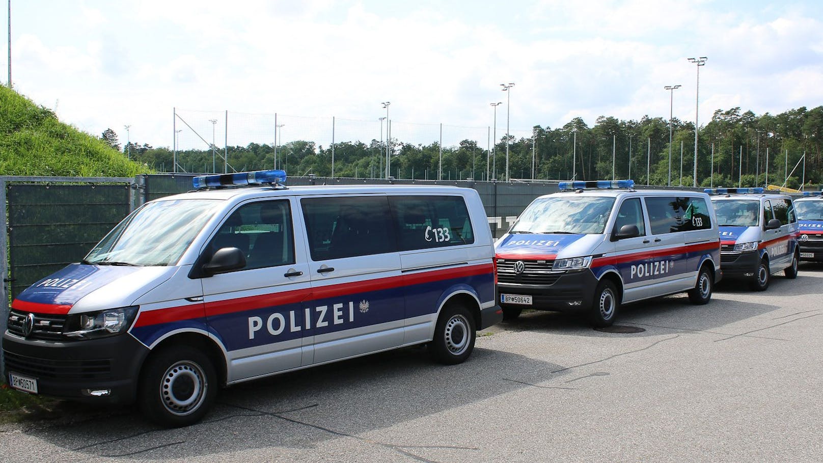 Ein Hochzeitskonvoi mitten in Linz wurde von der Polizei auf Waffen durchsucht. (Symbolbild)