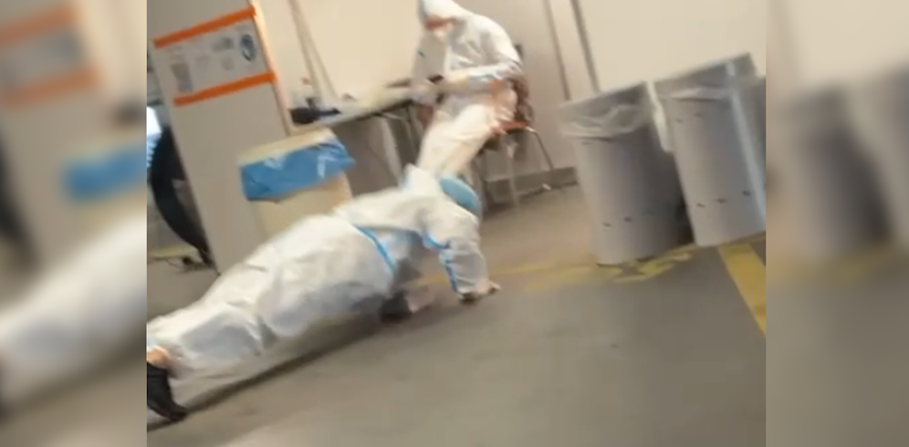 Einem Mitarbeiter der Teststraße im Austria Center war scheinbar langweilig.