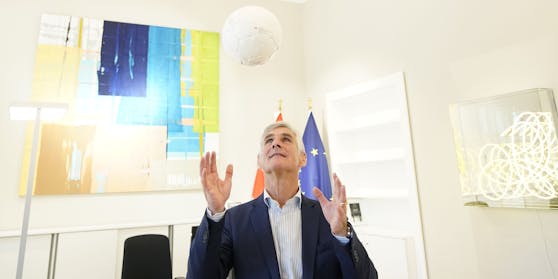 Außenminister Michael Linhart mit Ministeriumsball.