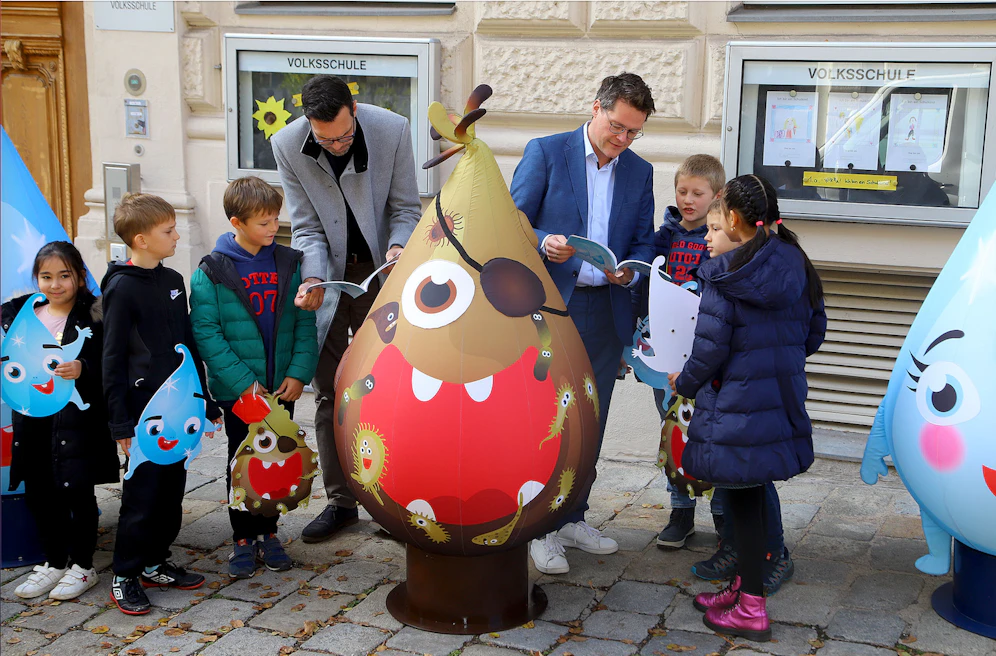 Timi&Trixi Tropf erklären Wiener Volksschülern wie das mit dem Wiener Wasser so läuft. Nun ist ein neues Buch und ein Animationsfilm erschienen, der von Bildungsdirektor Heinrich Himmer (l.) und Klimastadtrat Jürgen Czernohorszky (SPÖ) in der Volksschule Börsegasse (City) präsentiert wurde.